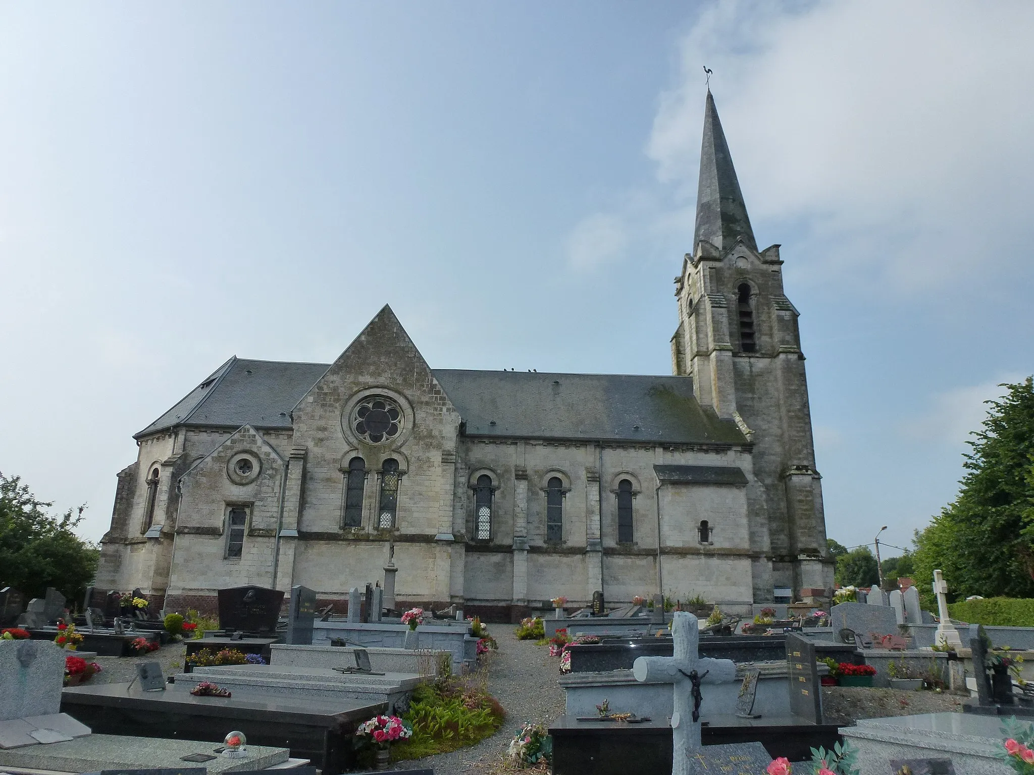 Photo showing: Erny-Saint-Julien (Pas-de-Calais, Fr) église Saint-Julien coté nord