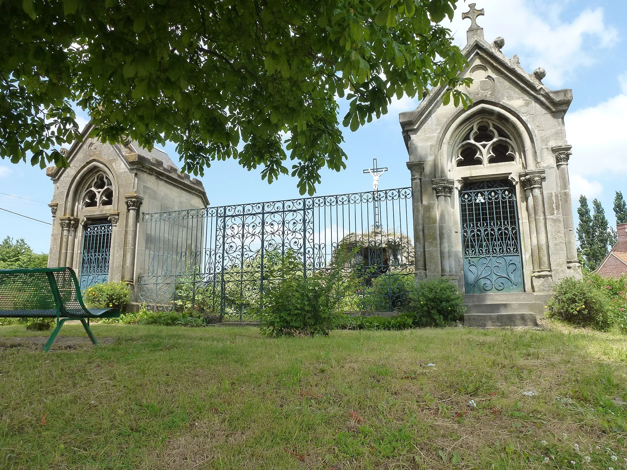 Photo showing: Essars (Pas-de-Calais, Fr) les deux chapelles et la croix au-dessus de la grotte au lieu-dit La Croix de Fer