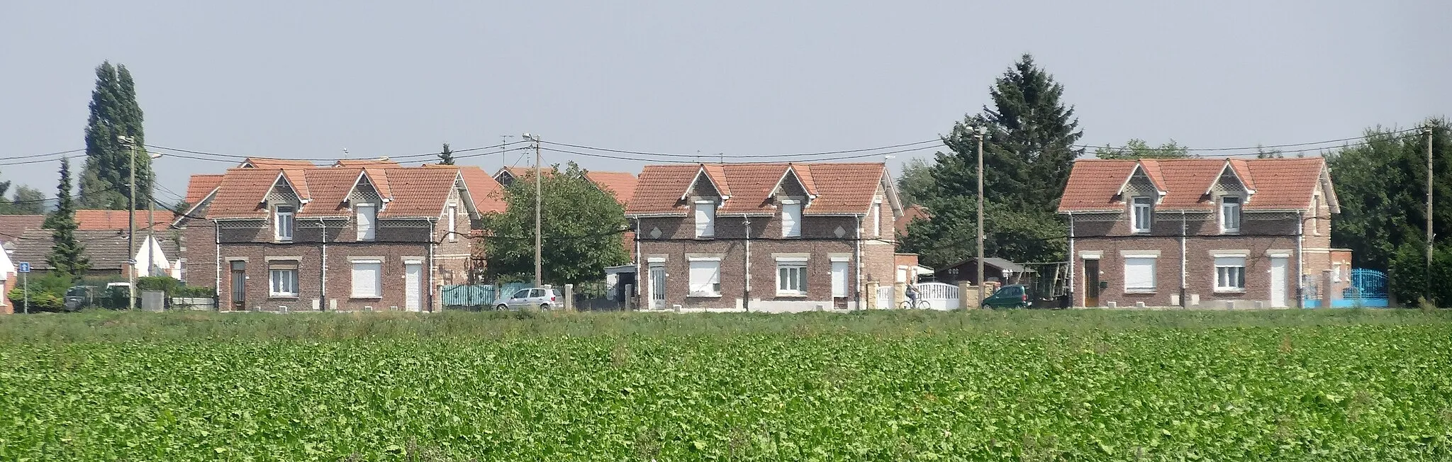 Photo showing: Cité Saint-Jean de la fosse n° 24 - 25 de la Compagnie des mines de Courrières dans le bassin minier du Nord-Pas-de-Calais, Carvin, Pas-de-Calais, Nord-Pas-de-Calais, France.