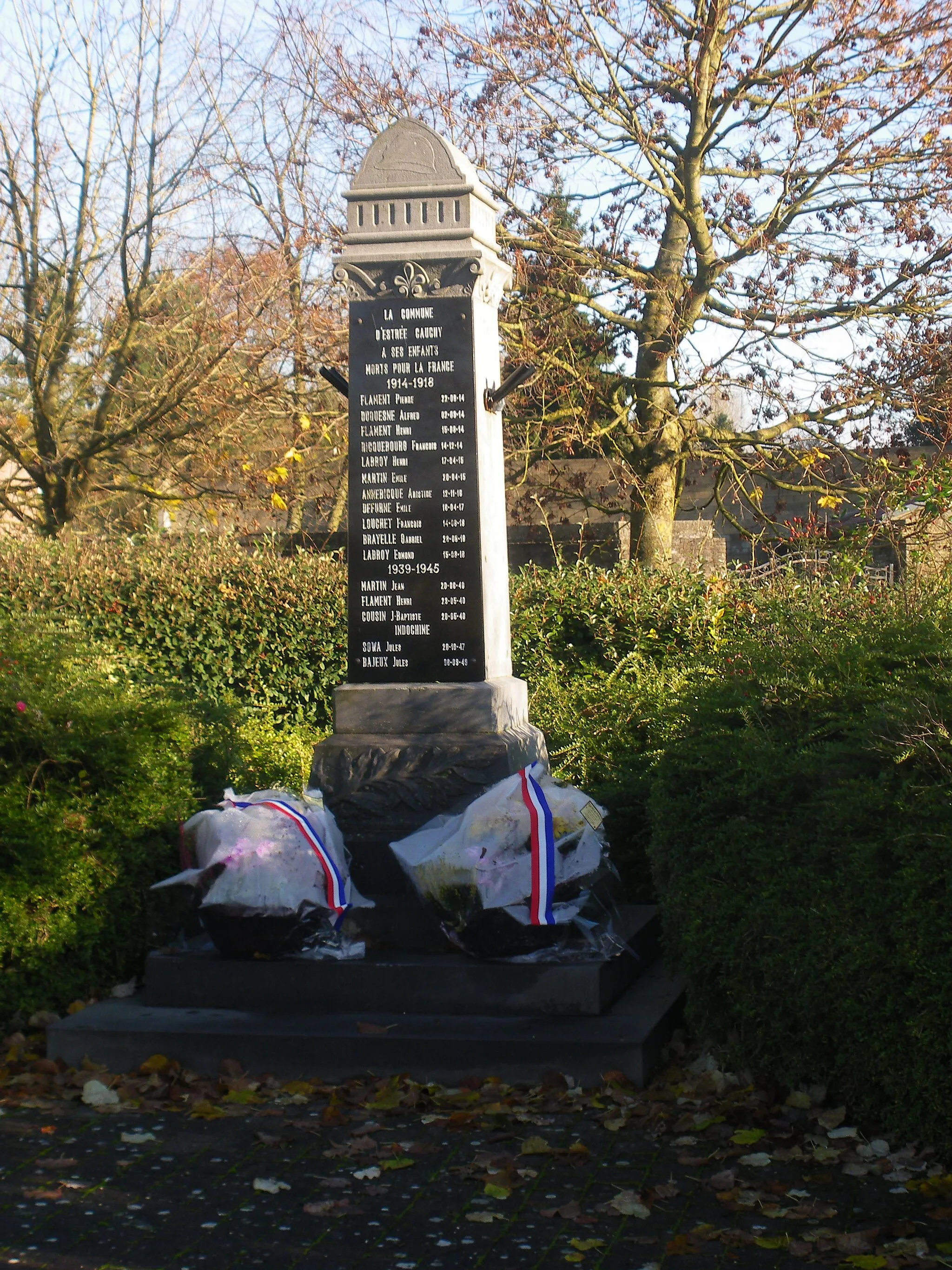 Photo showing: Vue du monument aux morts d'Estrée-Cauchy.
