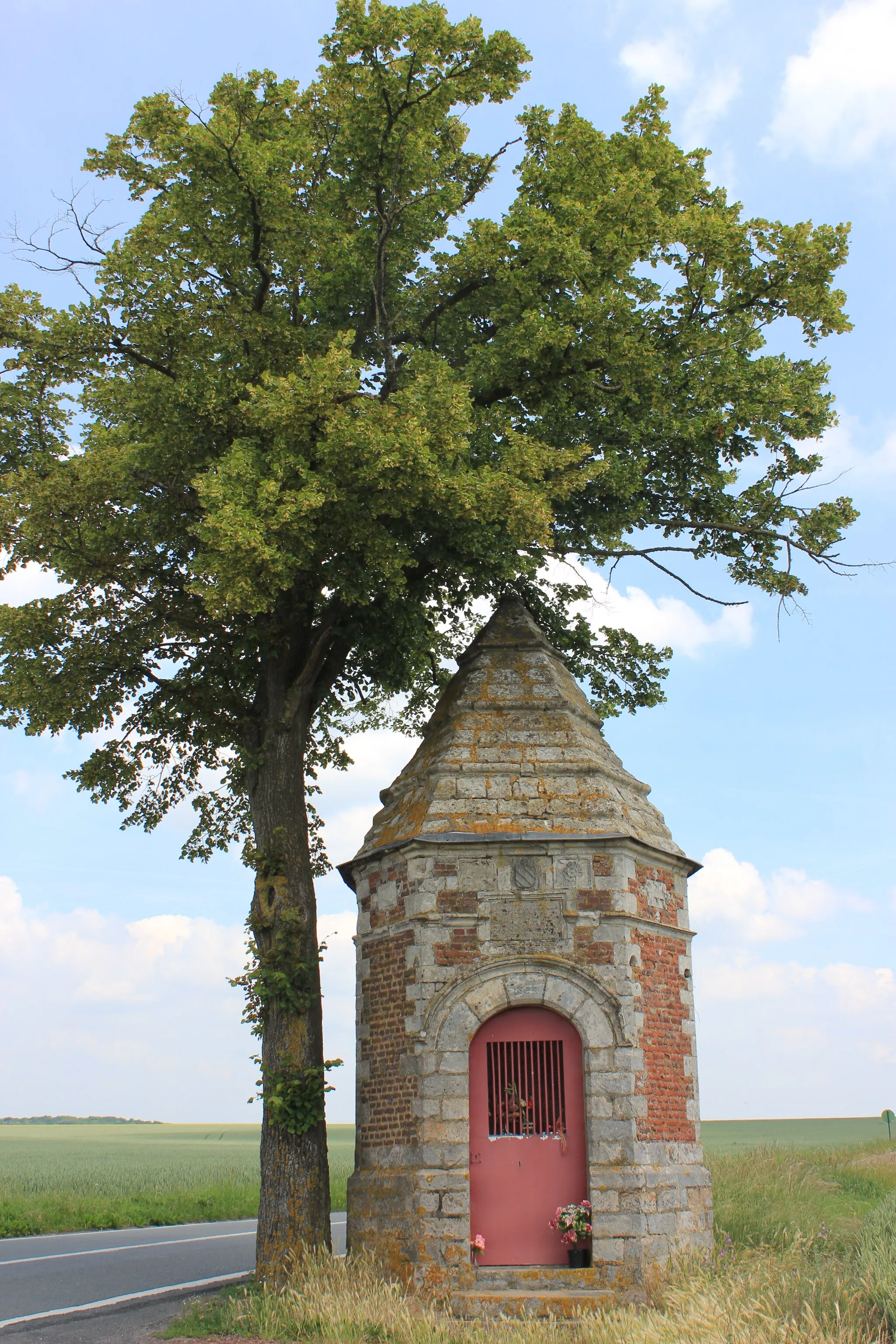 Photo showing: Étrun (Pas-de-Calais, France) Chapelle Notre-Dame-de-Pitié, sur la route de Duisans à Maroeuil.