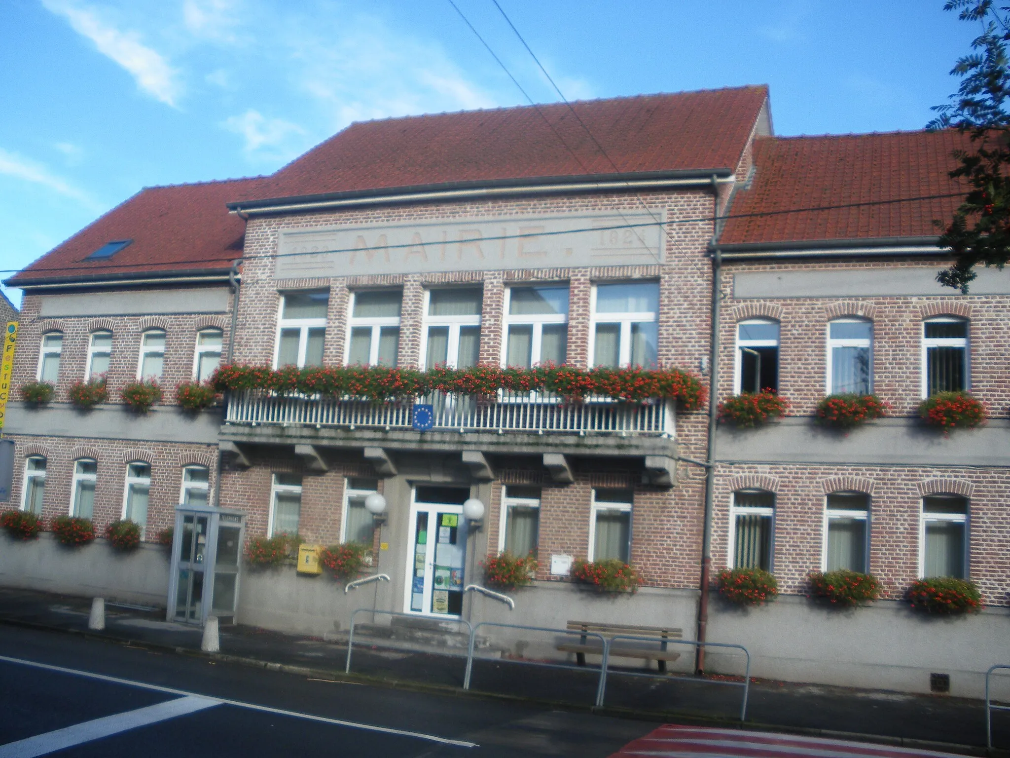 Photo showing: Vue de la mairie de Festubert.