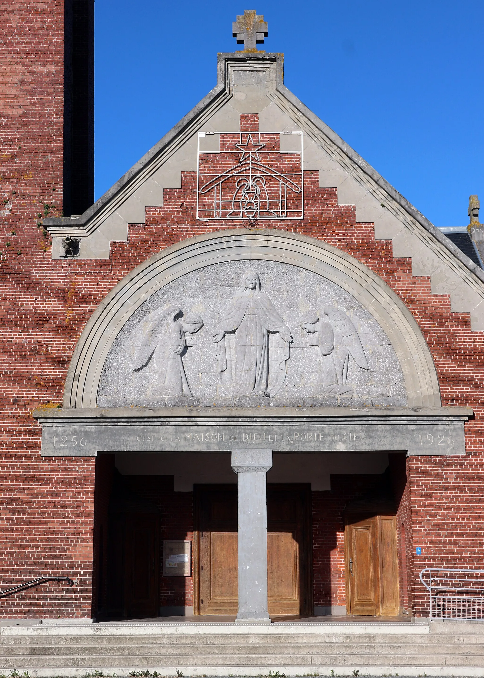 Photo showing: Festubert  — Église Notre-Dame – Façade Ouest – Portail et bas-relief. Festubert  — Église Notre-Dame –  Façade Ouest