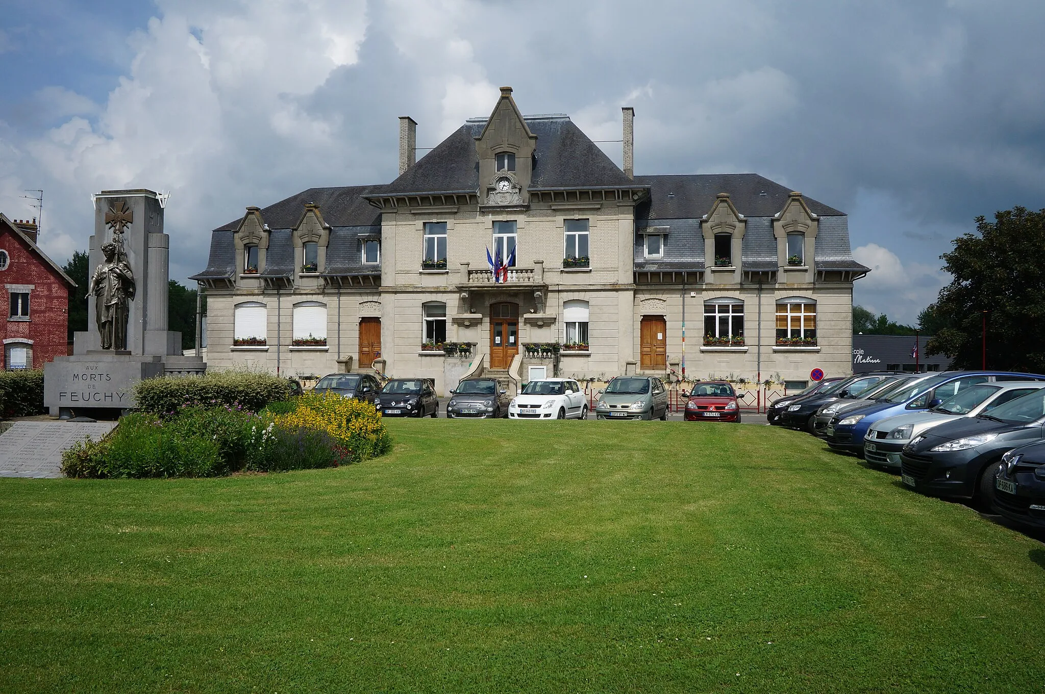 Photo showing: Vue de la place de la mairie  de Feuchy