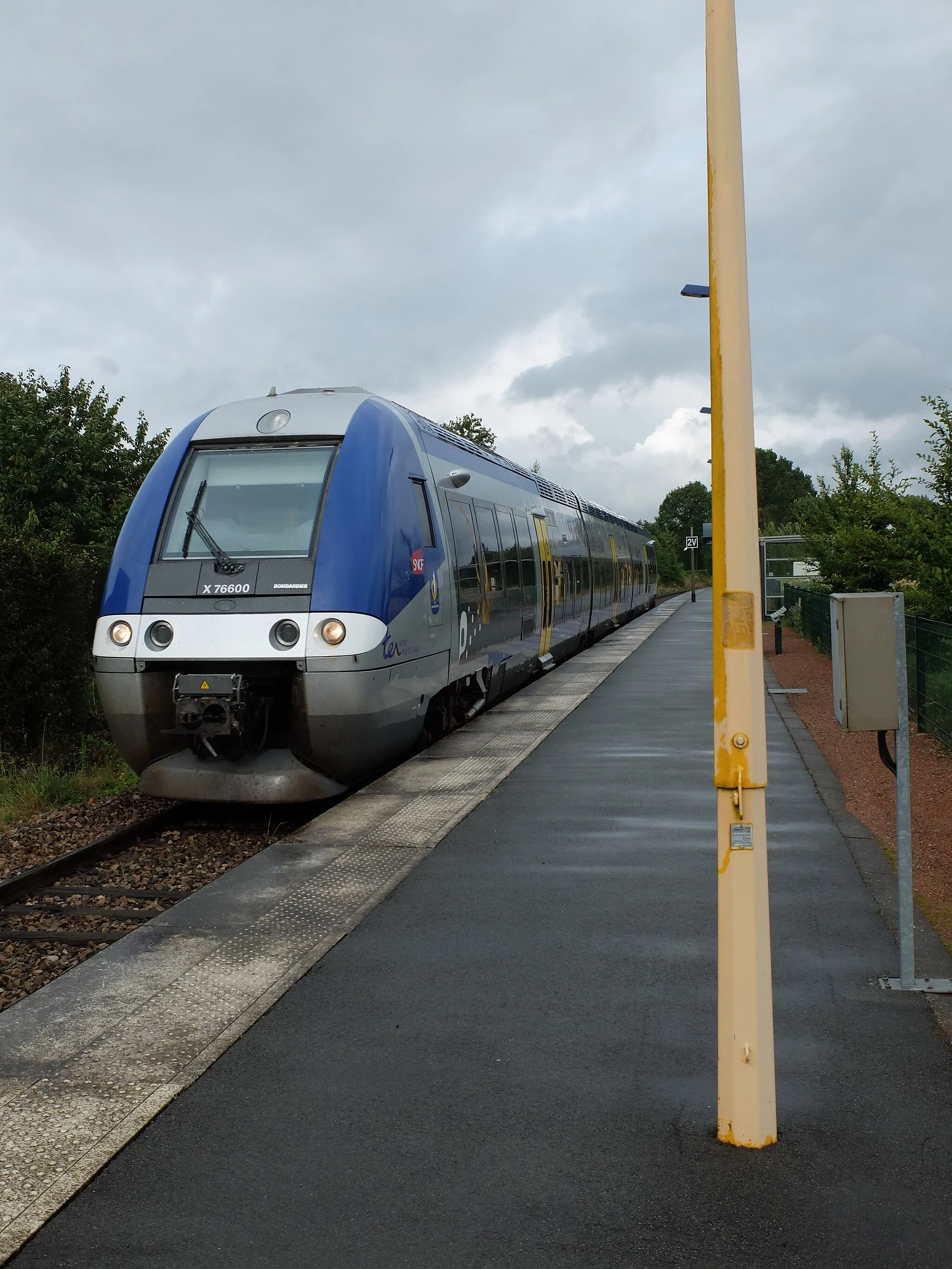 Photo showing: Vue de la gare de Frévin-Capelle avec un TER passant en gare.