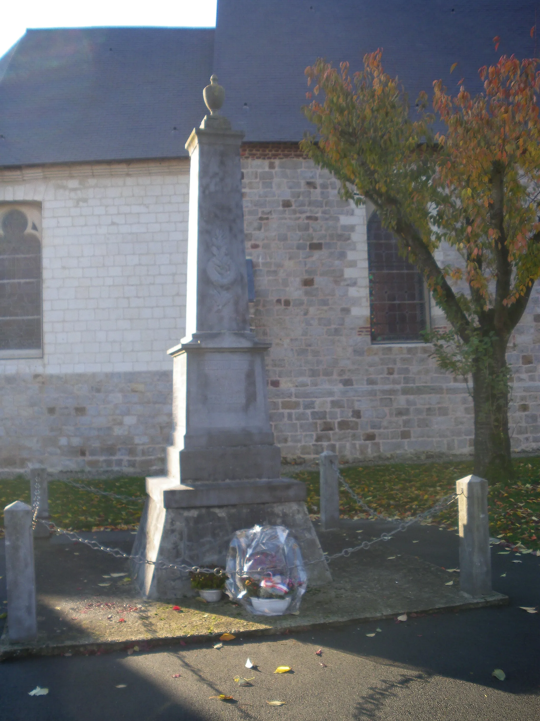 Photo showing: Vue du monument aux morts de Gauchin-Légal.