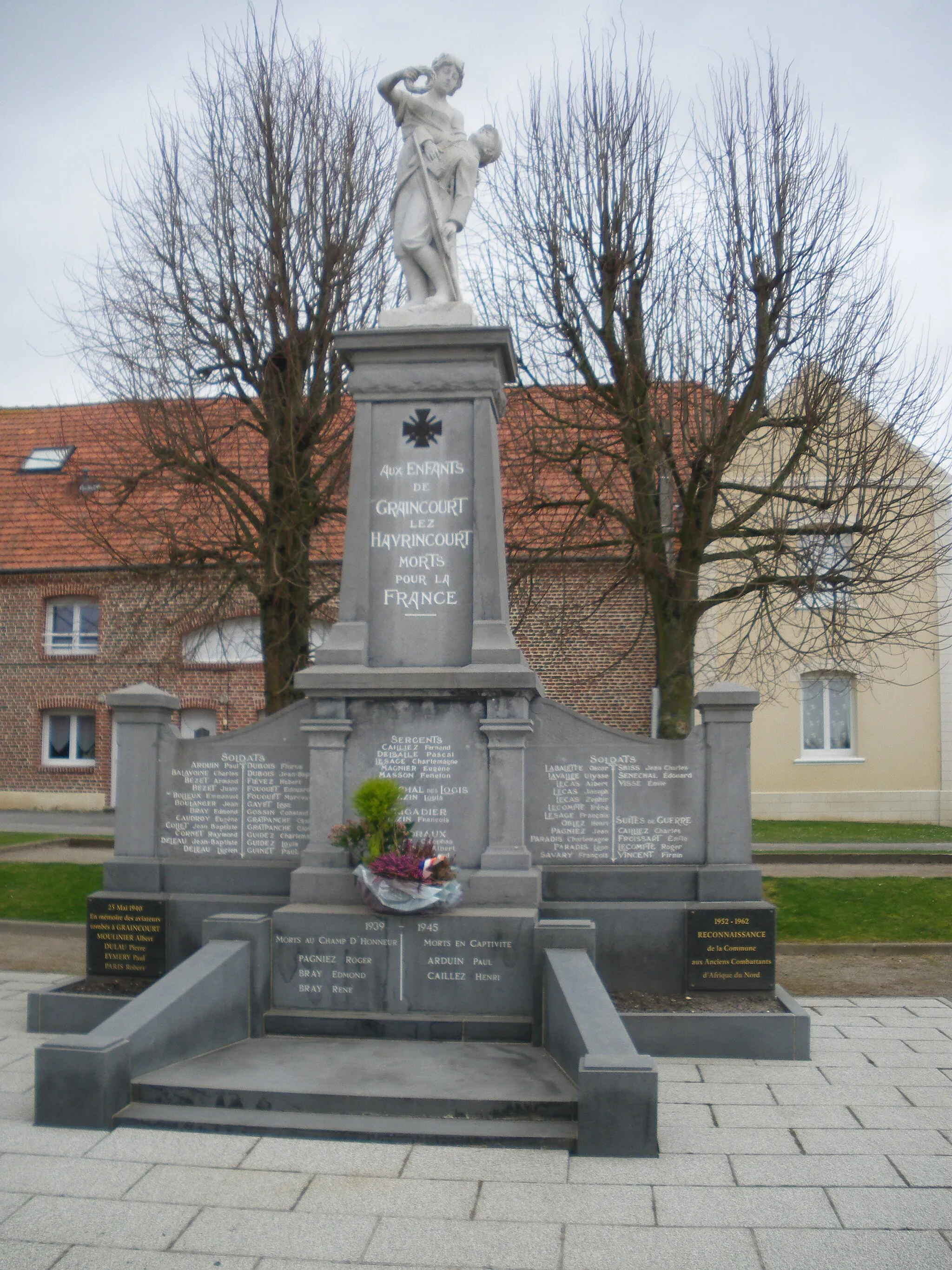 Photo showing: Vue du monument aux morts de Graincourt-lès-Havrincourt.