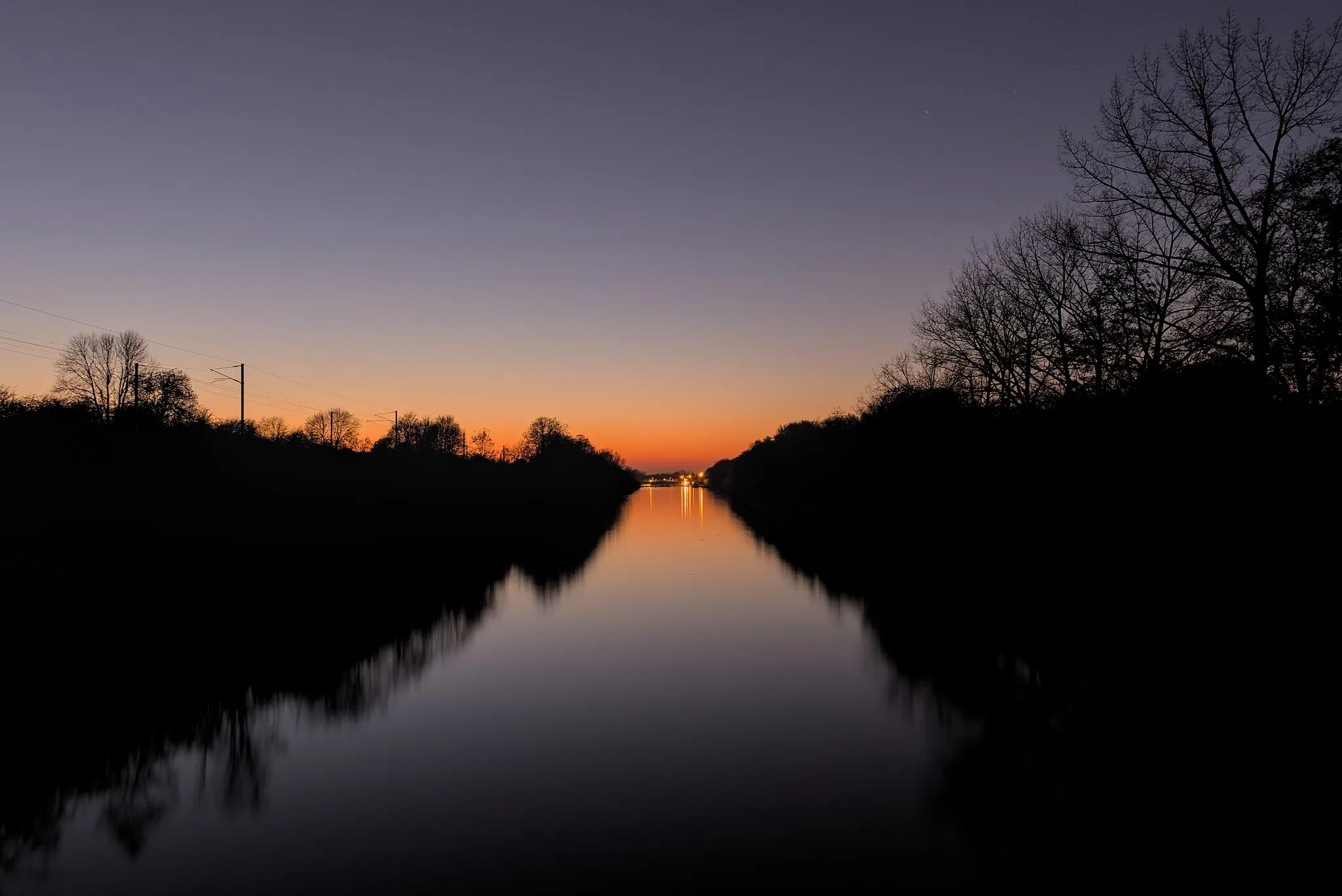 Photo showing: Nautical twilight sunset over Canal d'Aire in Givenchy-lès-la-Bassée, France. Taken from the D75 Rue du Pont de Bois bridge.