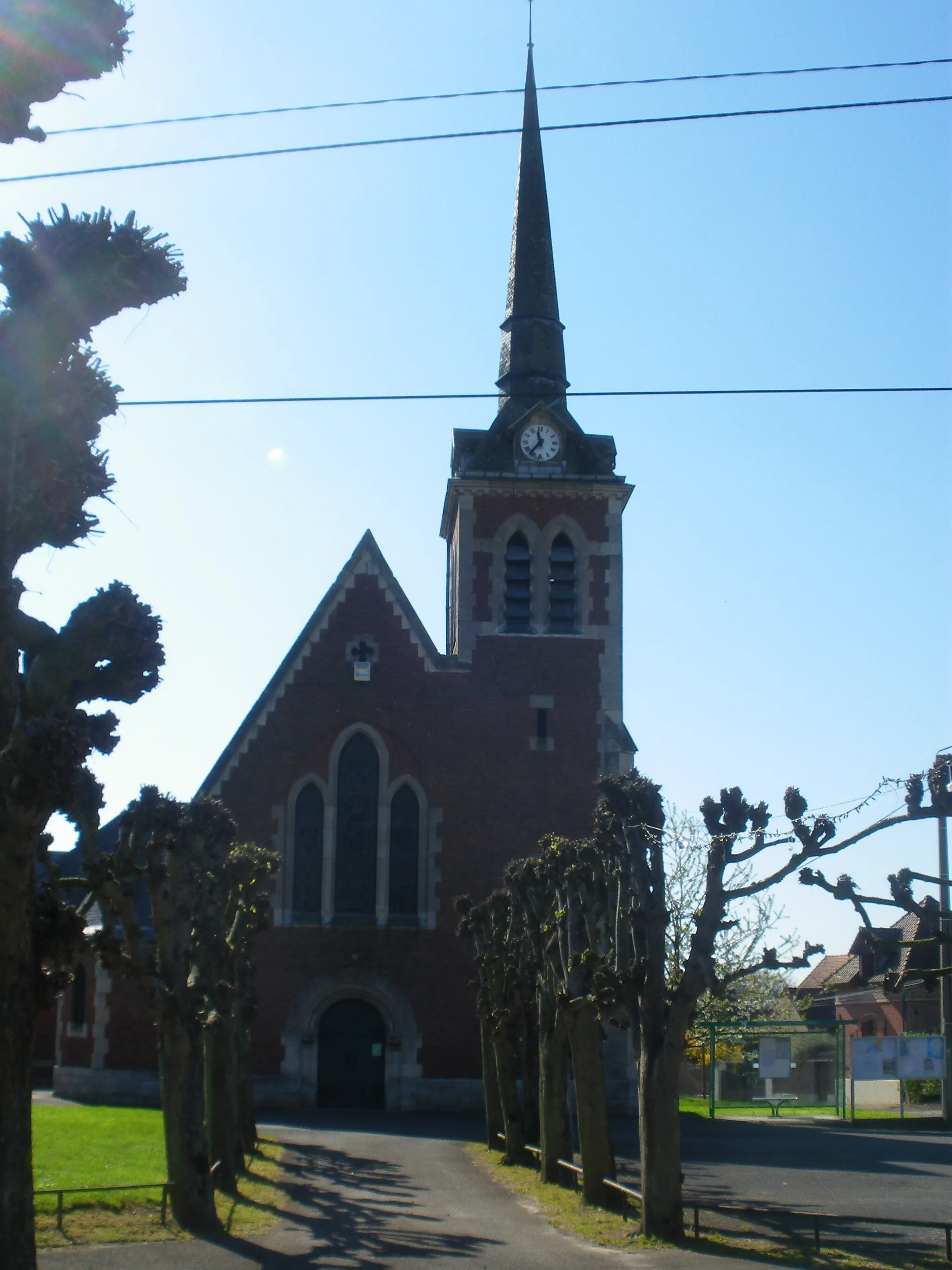 Photo showing: Vue de l'église Saint-Pierre de Gomiécourt.