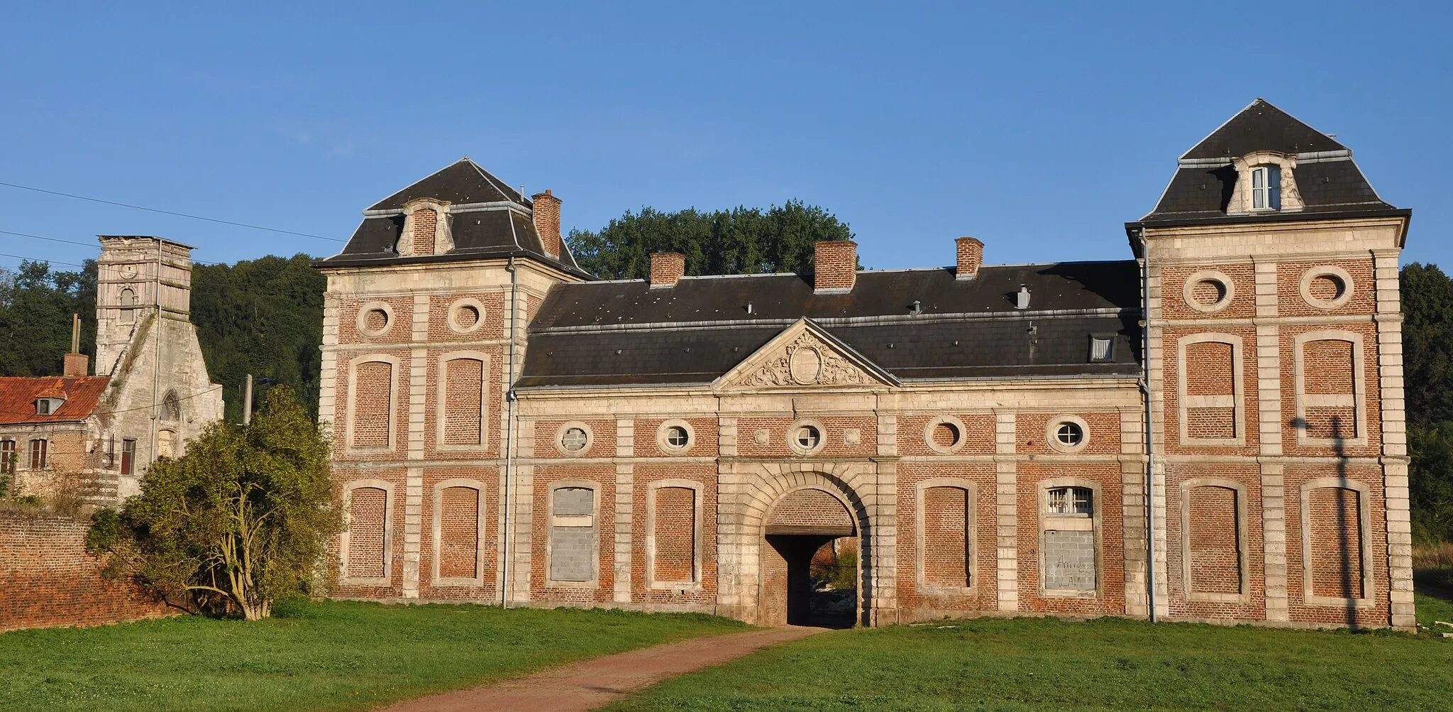 Photo showing: This building is inscrit au titre des monuments historiques de la France. It is indexed in the base Mérimée, a database of architectural heritage maintained by the French Ministry of Culture, under the reference PA00108292 .