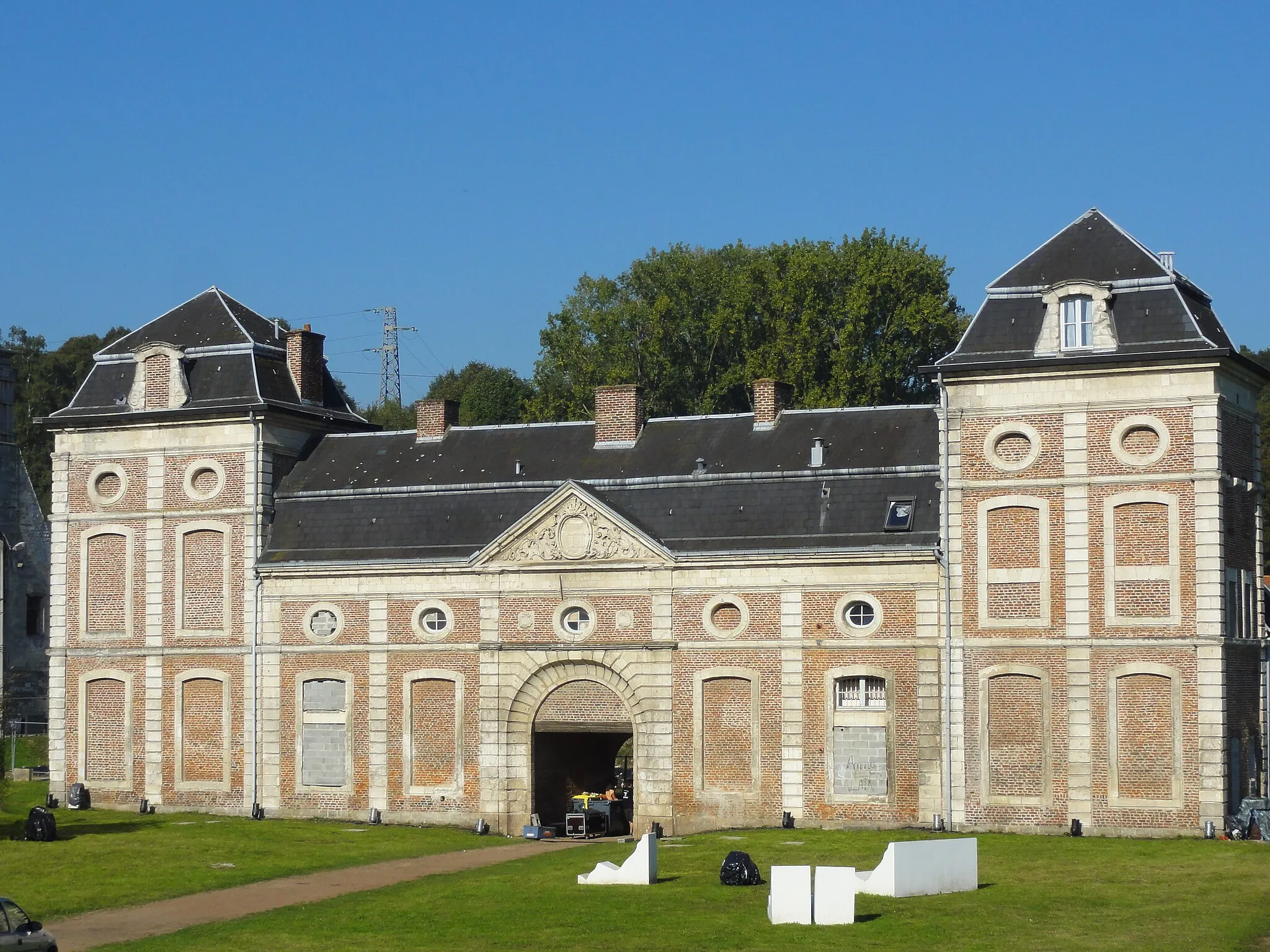 Photo showing: This building is inscrit au titre des monuments historiques de la France. It is indexed in the base Mérimée, a database of architectural heritage maintained by the French Ministry of Culture, under the reference PA00108292 .