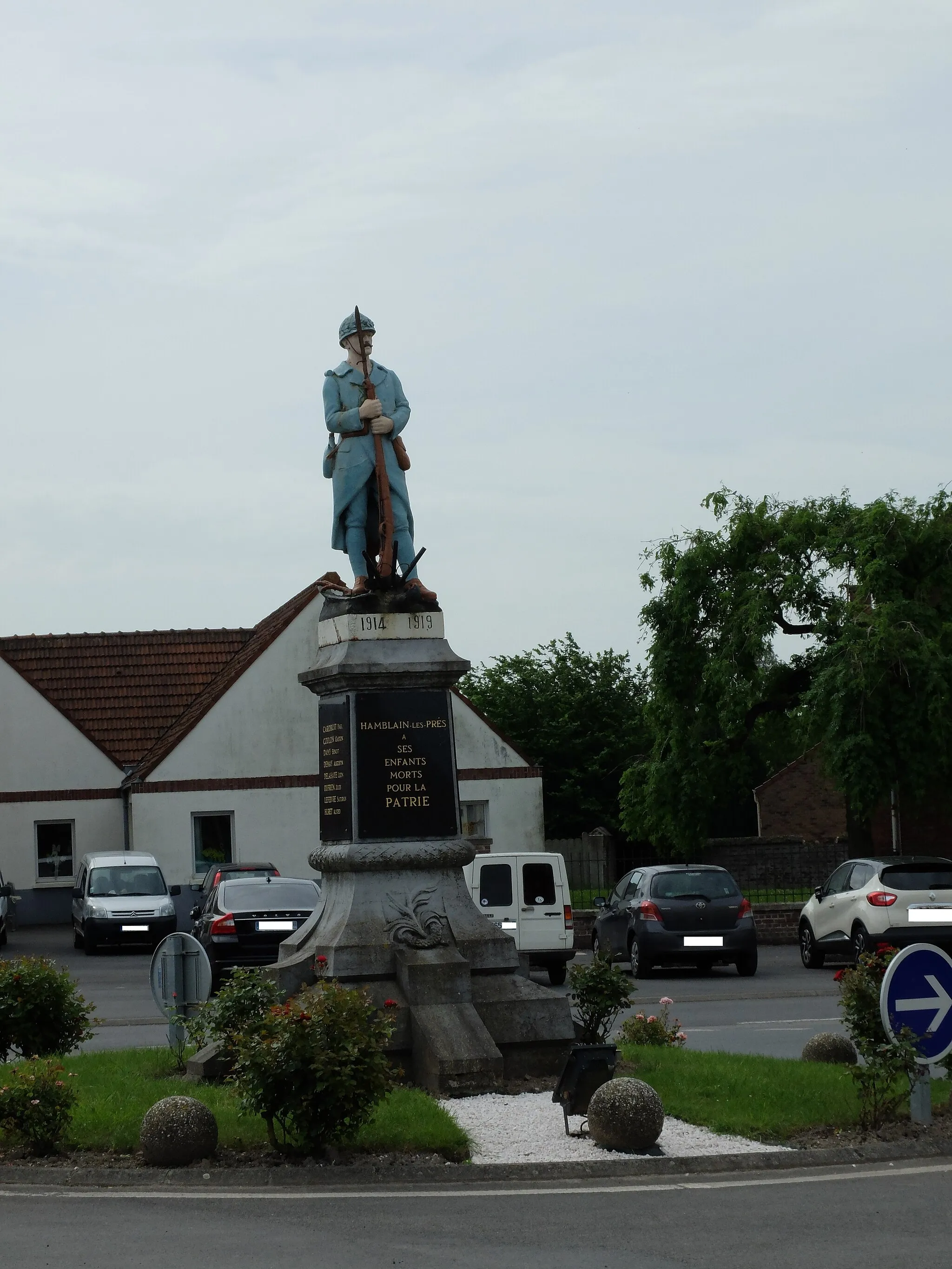 Photo showing: Vue du monument aux morts d'Hamblain-les-Prés.
