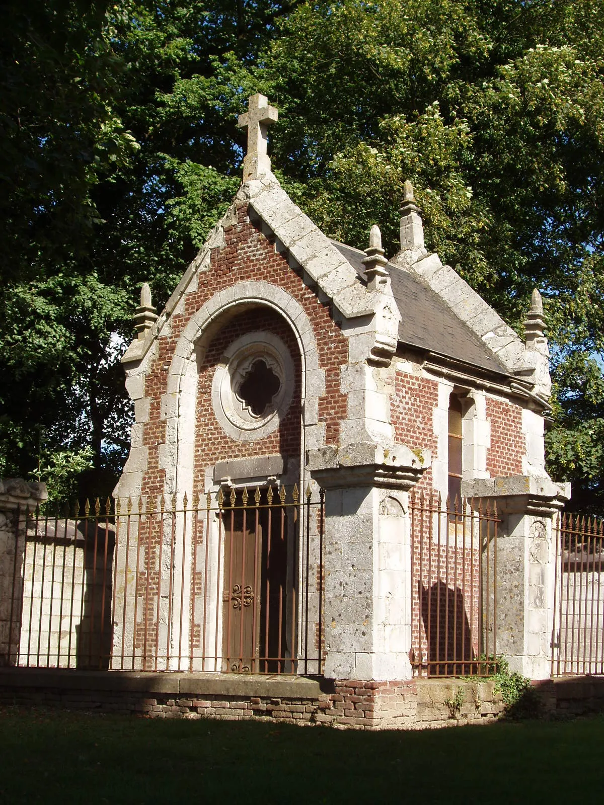 Photo showing: Crypte De Salignac Fénelon située à gauche de l'église.