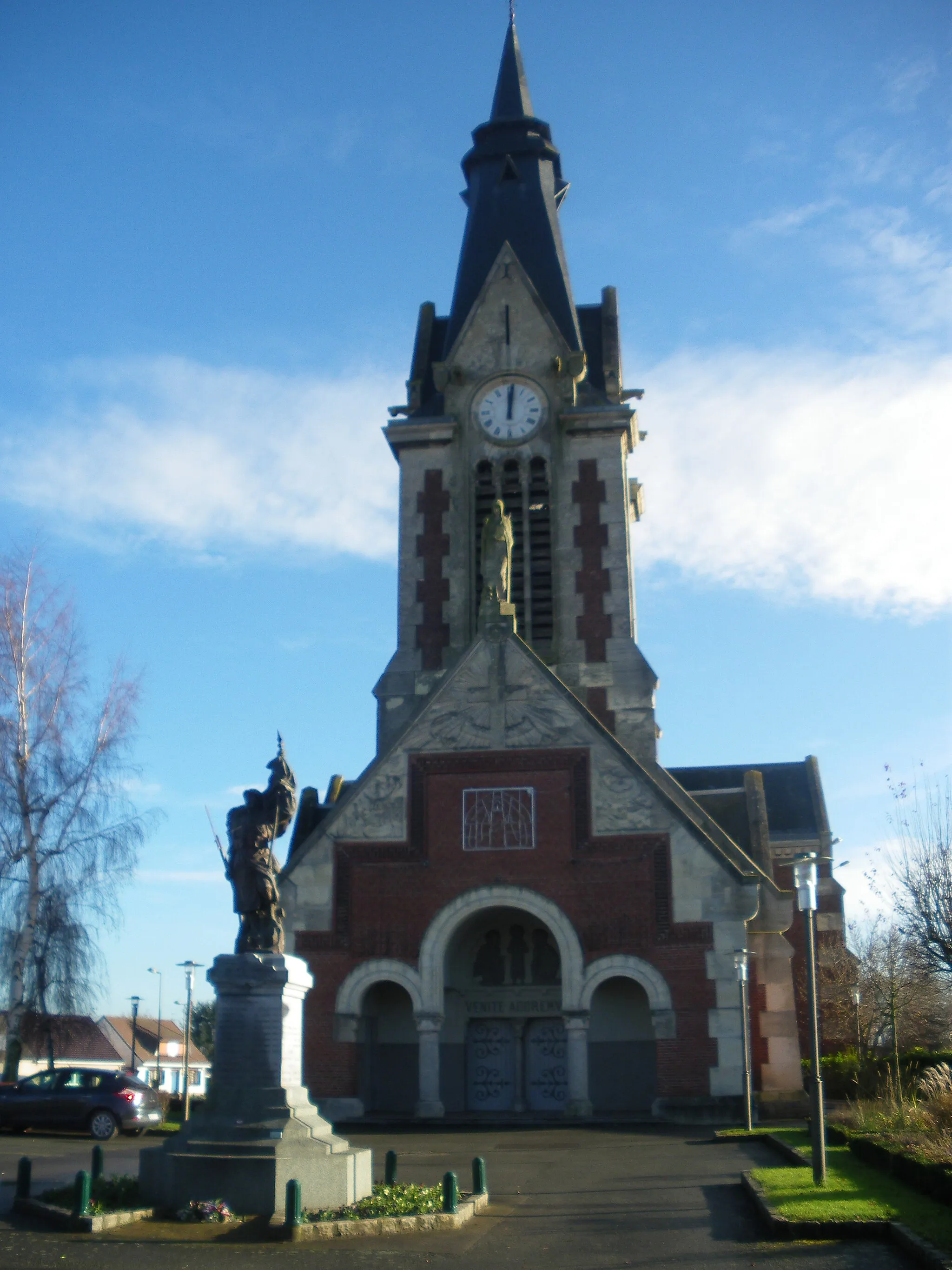 Photo showing: Vue du monument aux morts et de l'église Sainte-Marguerite d'Hinges.