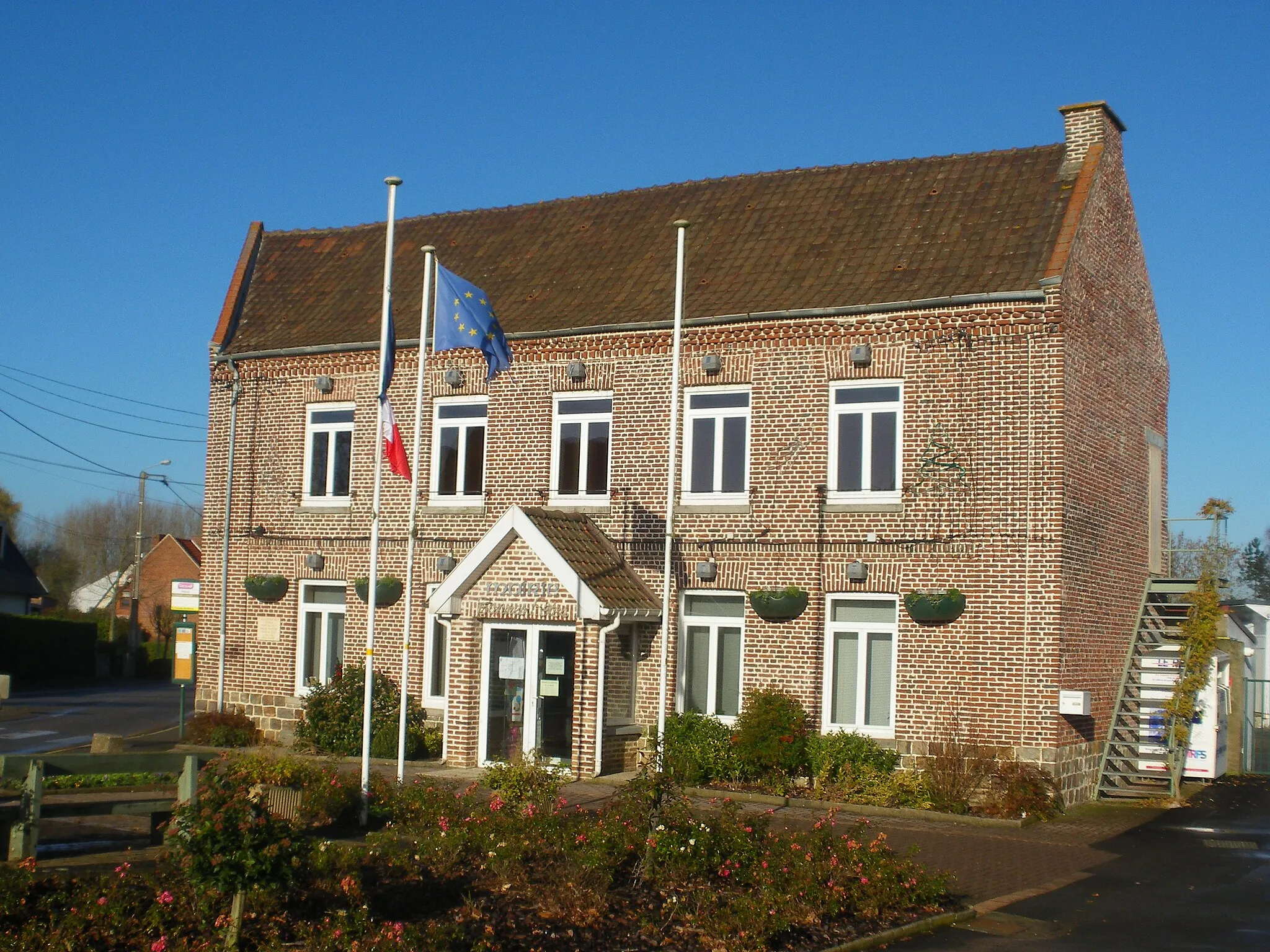 Photo showing: Vue de la mairie d'Hinges.