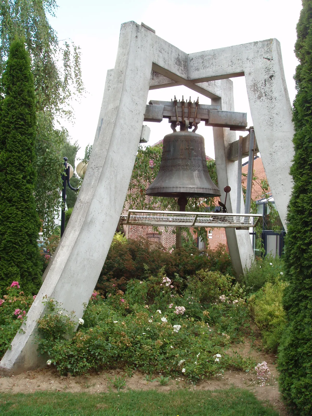 Photo showing: Photographie de Cloche de l'église du village d'Izel-les-Hameaux dans le département du Pas-de-Calais (France), prise par Gloran le 31 juillet 2006.