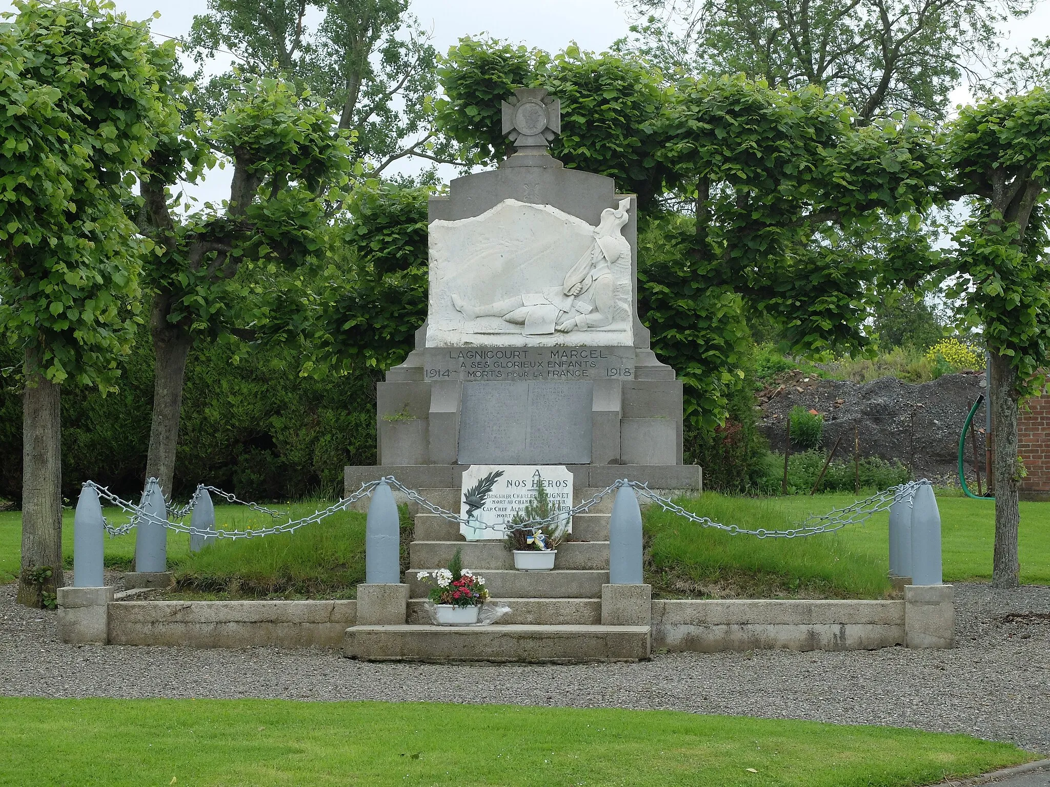 Photo showing: Vue du monument aux morts de Lagnicourt-Marcel.
