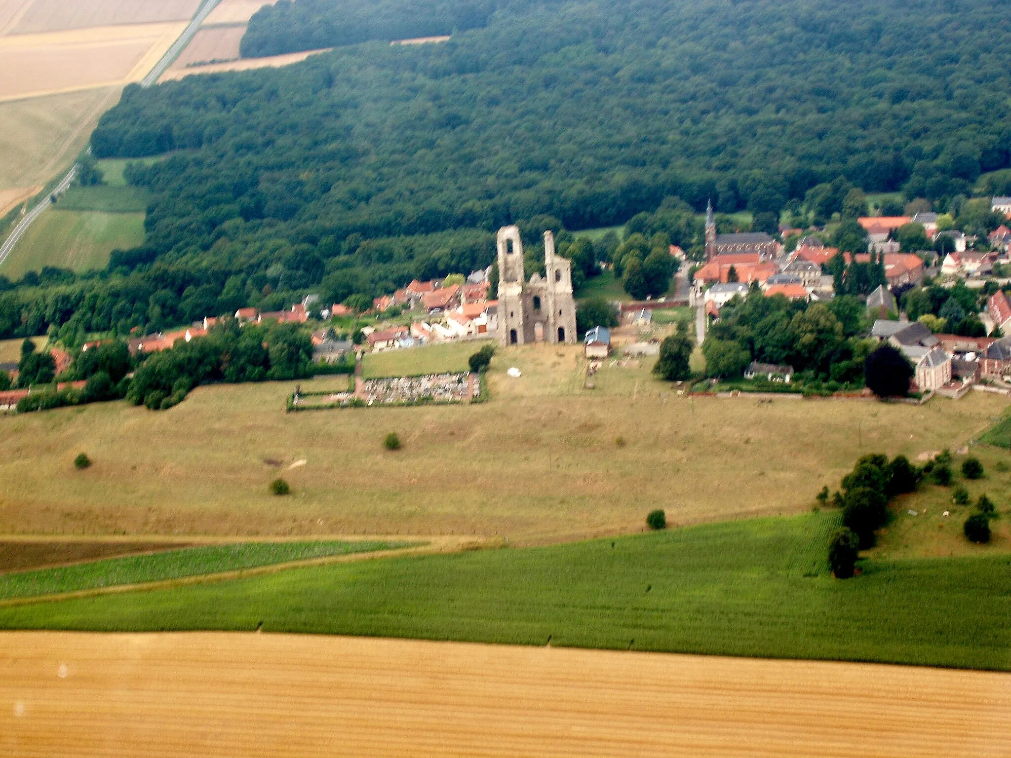 Photo showing: Photographie aérienne de fr:Mont-Saint-Éloi, Pas-de-Calais (62), France, prise vue d'avion (photo personnelle recontrastée avec The Gimp).

Sur cette vue on distingue très bien l'fr:Abbaye du mont Saint-Éloi.