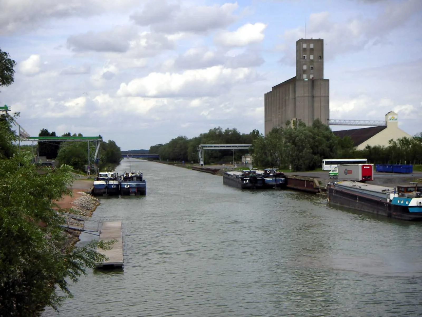 Photo showing: Port de Marquion sur le canal du nord le 21/05/05. (Padawane)