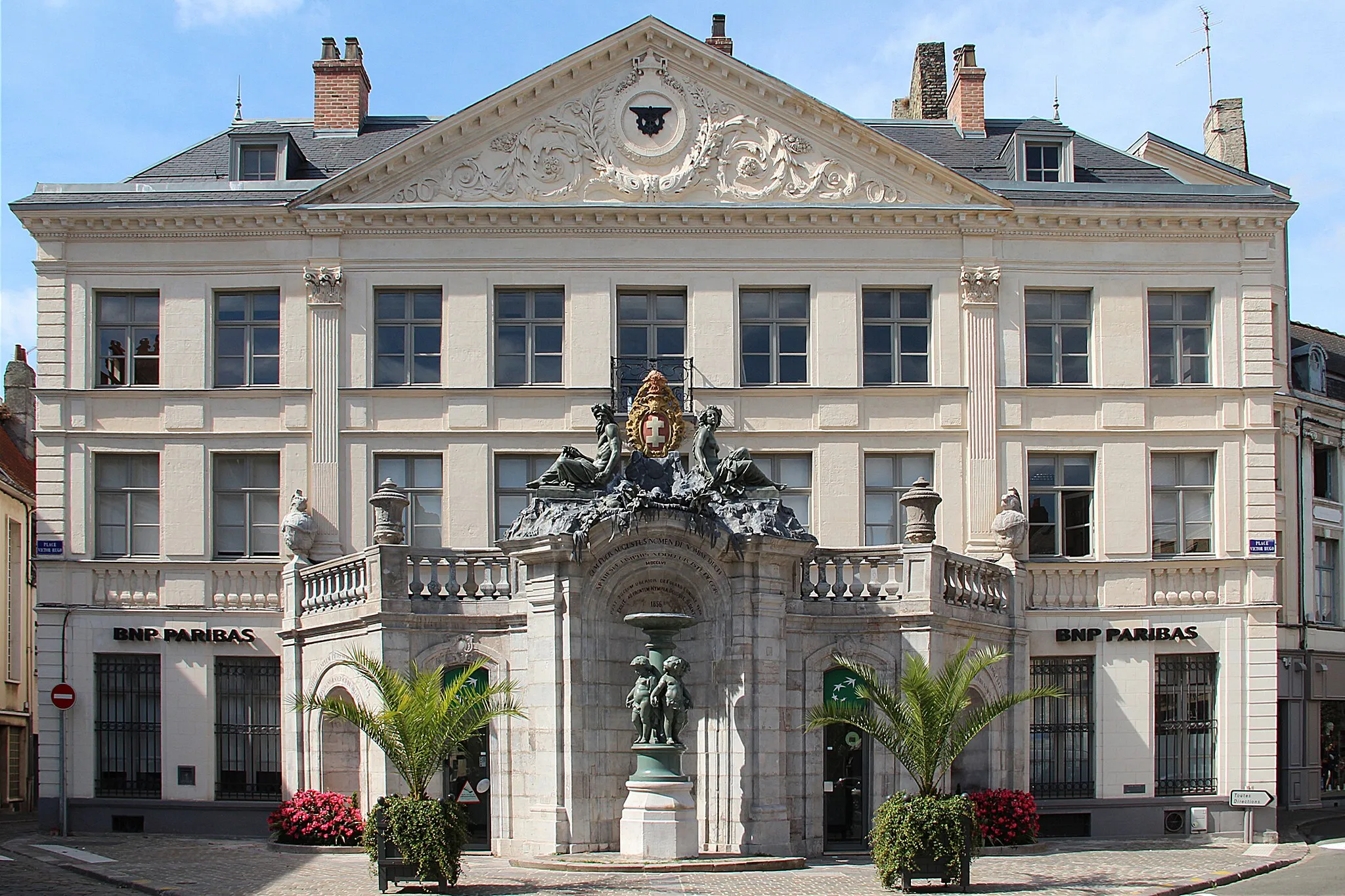 Photo showing: Saint-Omer (Pas-de-Calais, France), the Saint Aldegonde fountain (XVIII-XIXth centuries) and the building (XIXth century located Place Victor-Hugo, 5 - rue Sainte Aldegonde, 1.