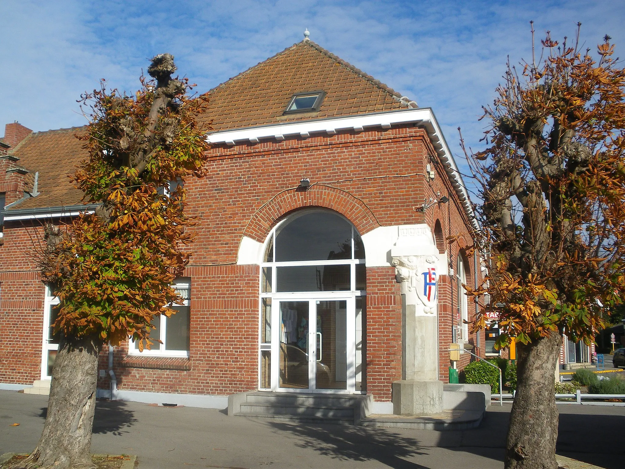 Photo showing: Vue de la mairie de Neuve-Chapelle.