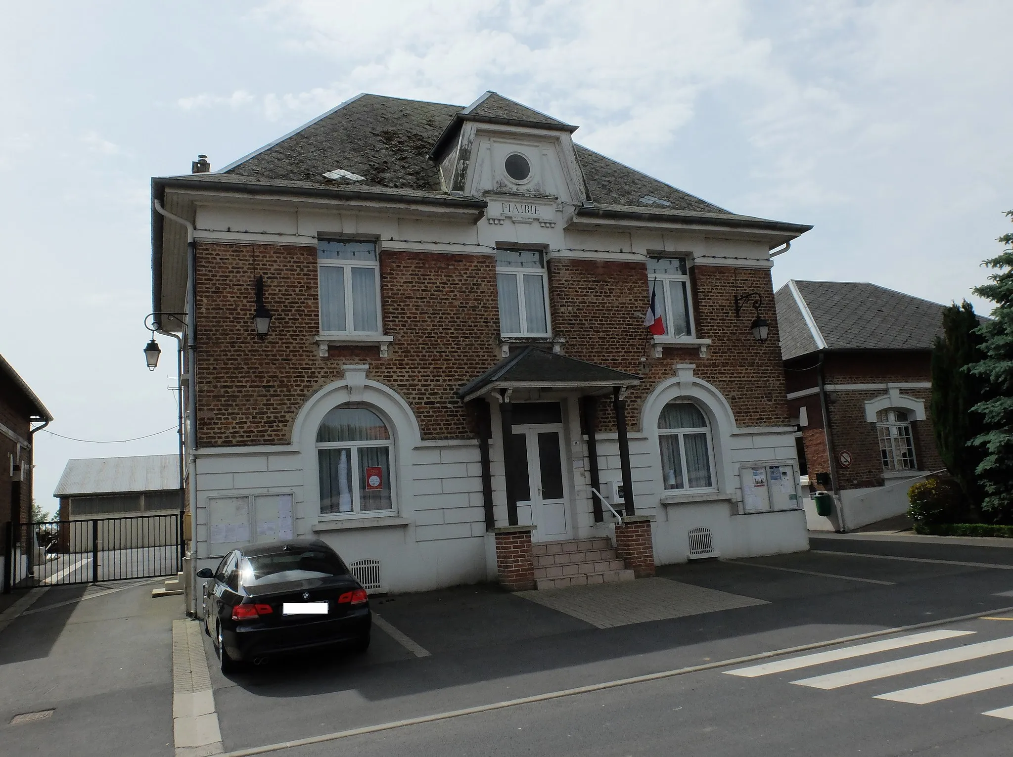 Photo showing: Vue de la mairie de Neuville-Vitasse.