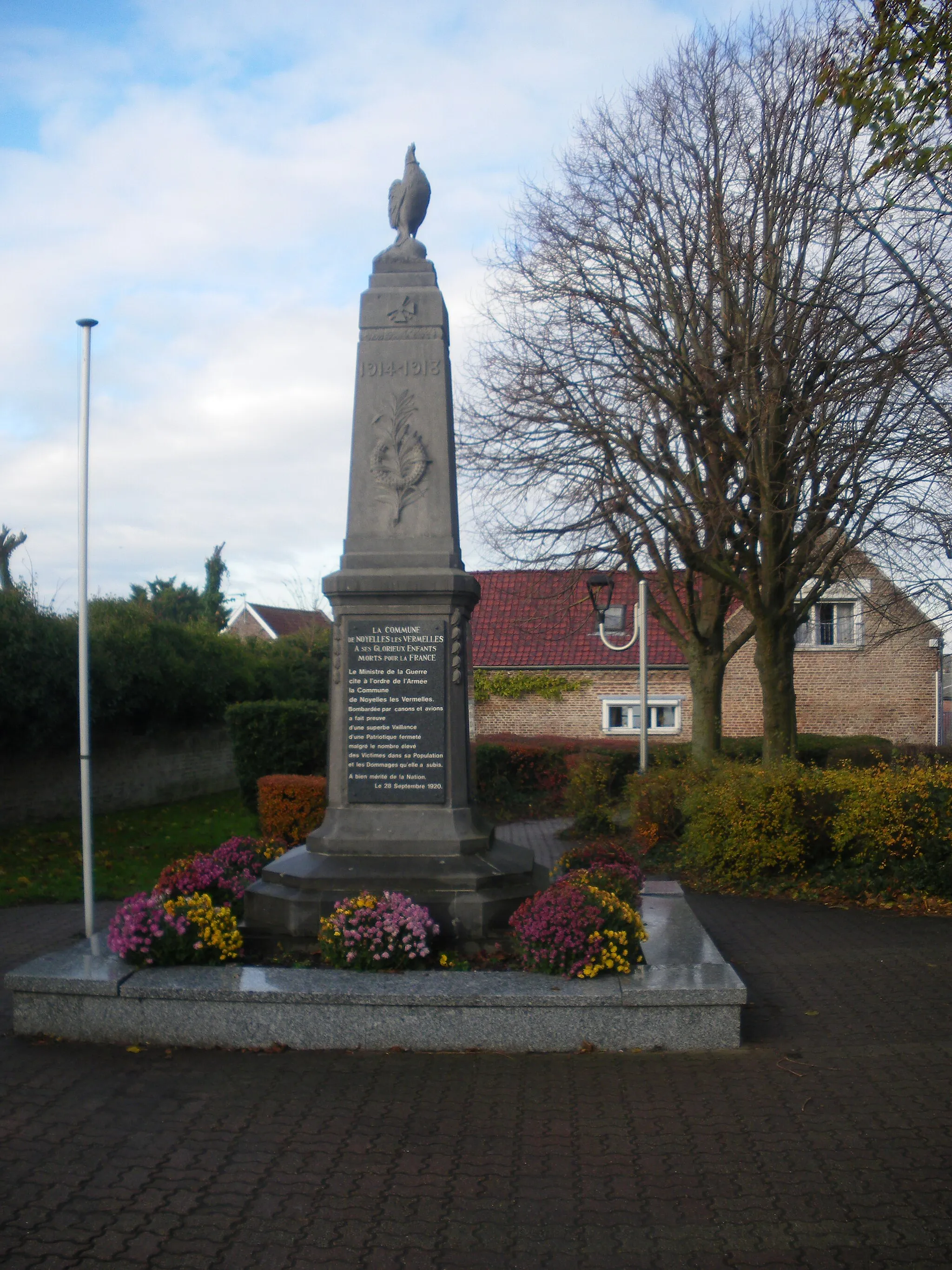 Photo showing: Vue du monument aux morts de Noyelles-lès-Vermelles.