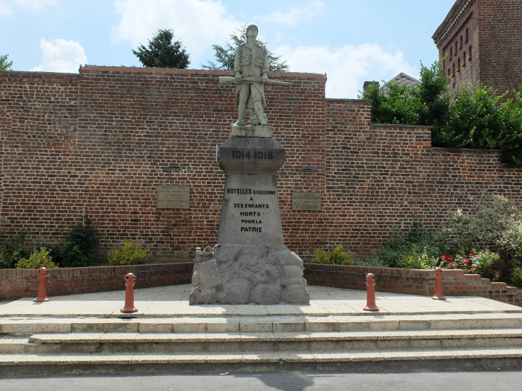 Photo showing: Vue du monument aux morts de Noyelles-sous-Bellonne.