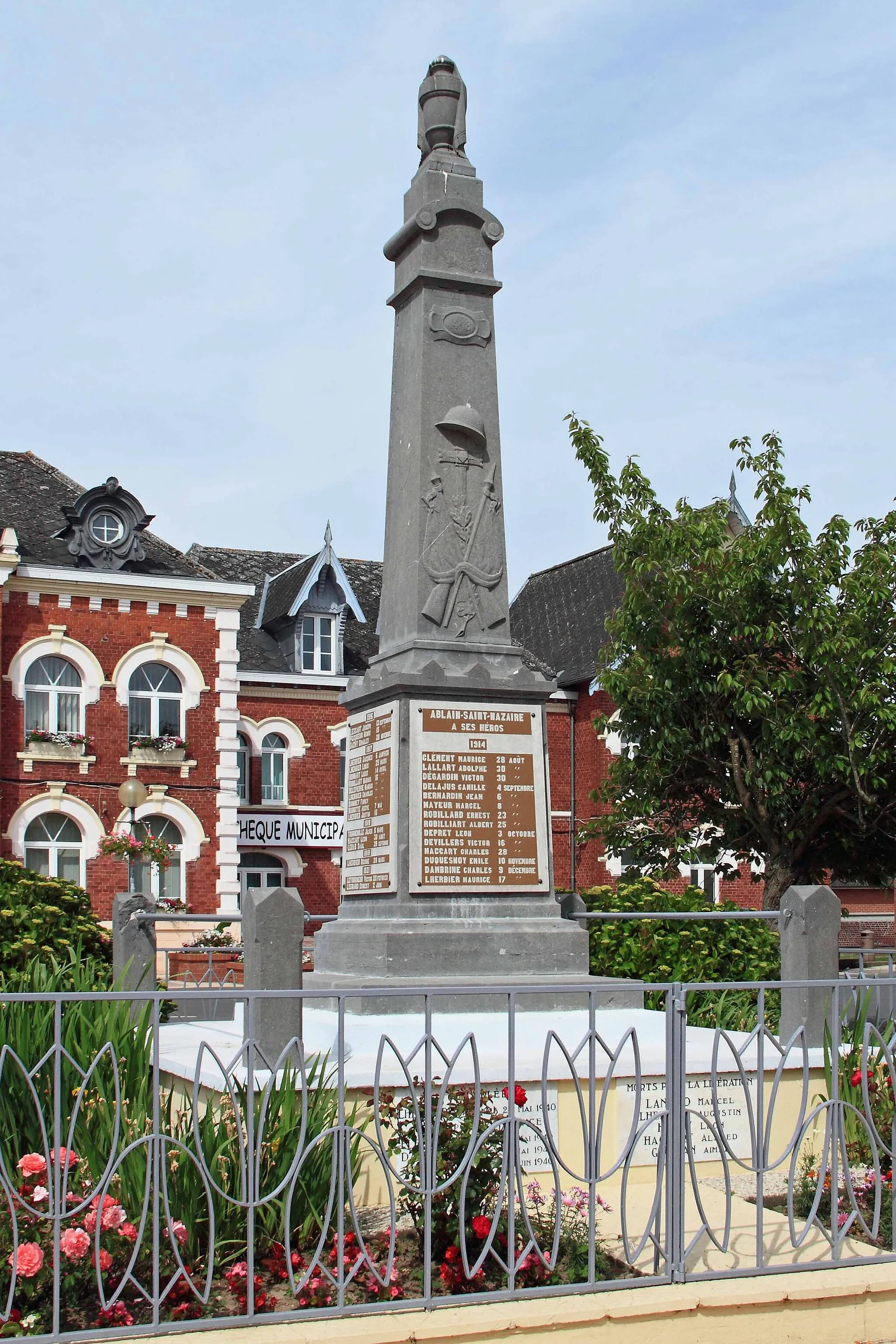 Photo showing: Monument aux Morts - Rue Marcel Lancino, 62 Ablain-Saint-Nazaire