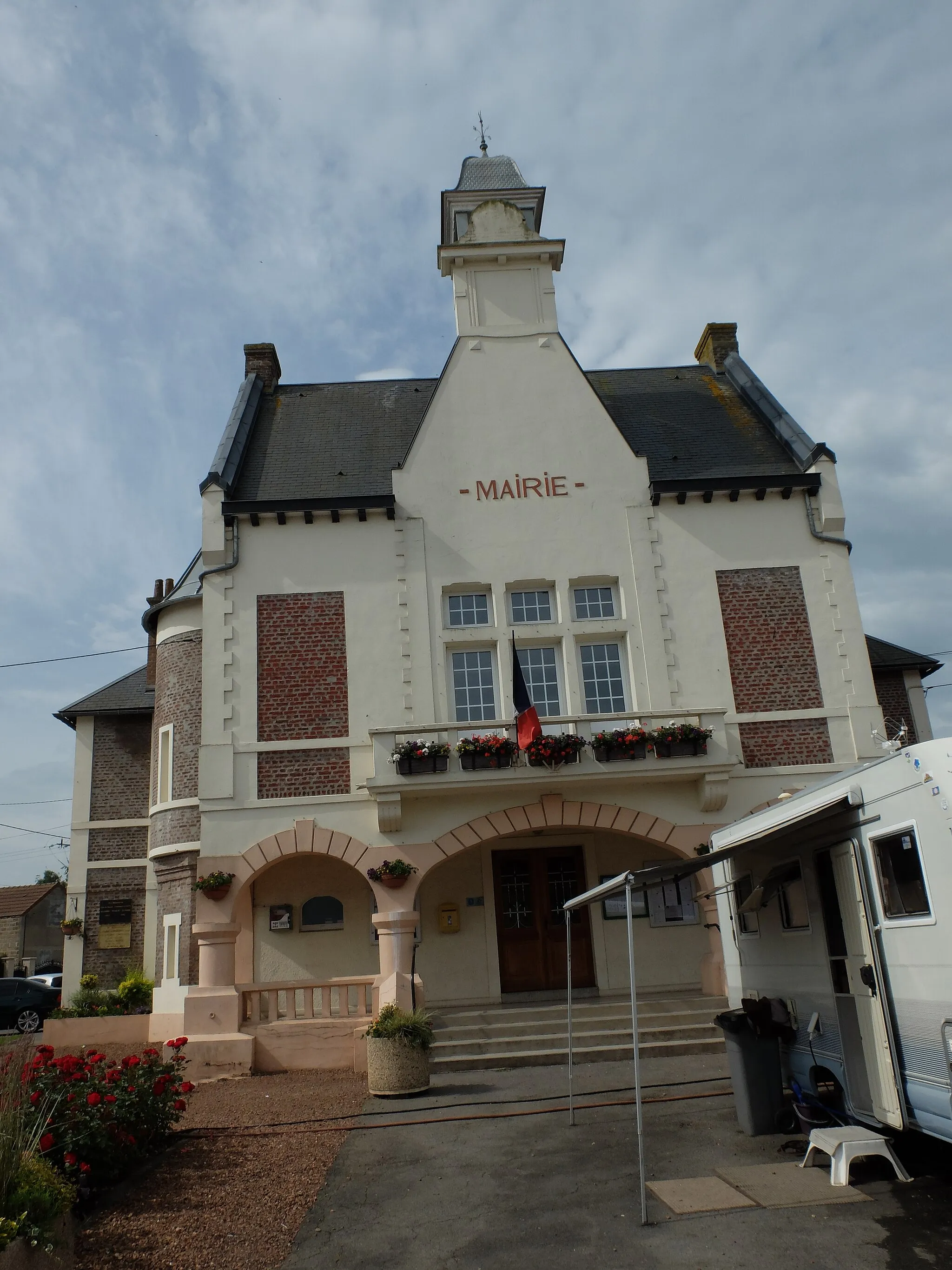 Photo showing: Vue de la mairie de Pelves.