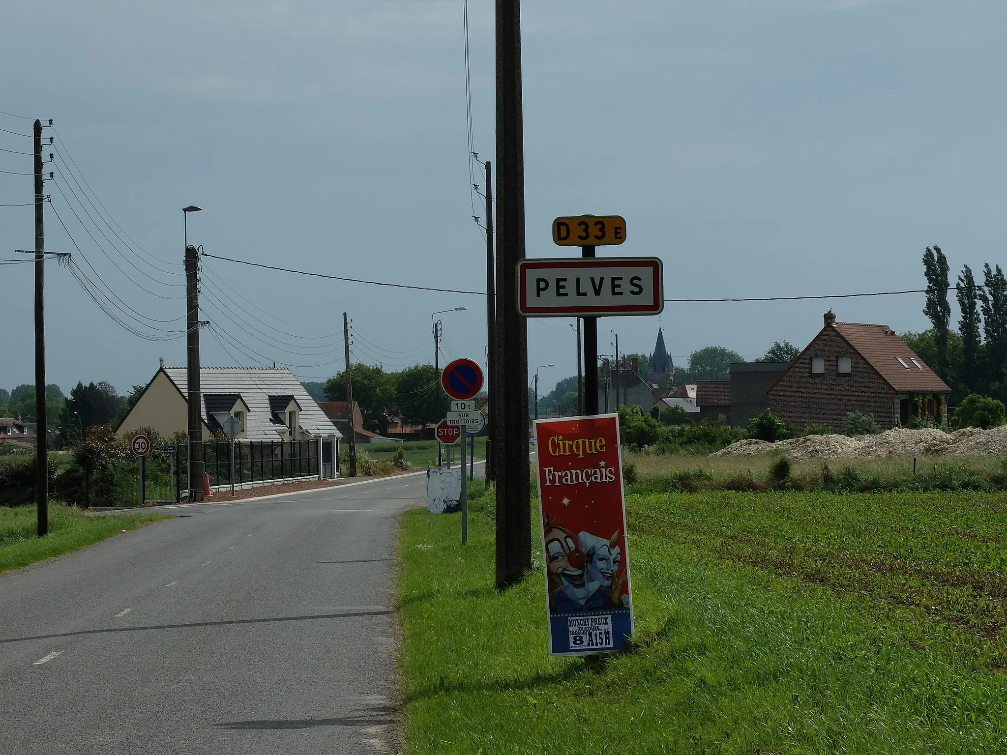 Photo showing: Vue d'une entrée de la commune de Pelves.
