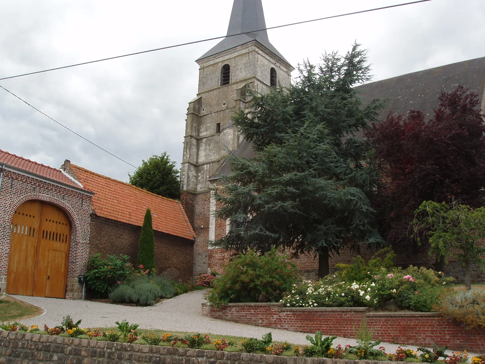 Photo showing: Commune française de Penin dans le département du Pas-de-Calais en France - Église et porche