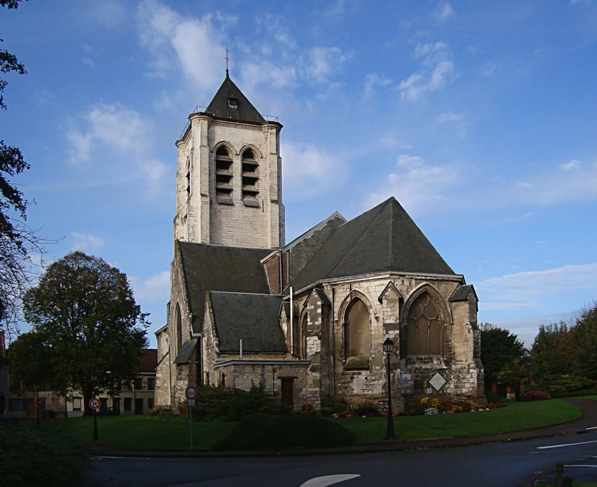 Photo showing: L'église Saint-Pierre du quartier de Flers à Villeneuve-d'Ascq (Nord). Construite en pierre de taille au milieu du XVIème siècle dans le style gothique, l'église a été remaniée vers 1850 par l'architecte Charles Marteau.