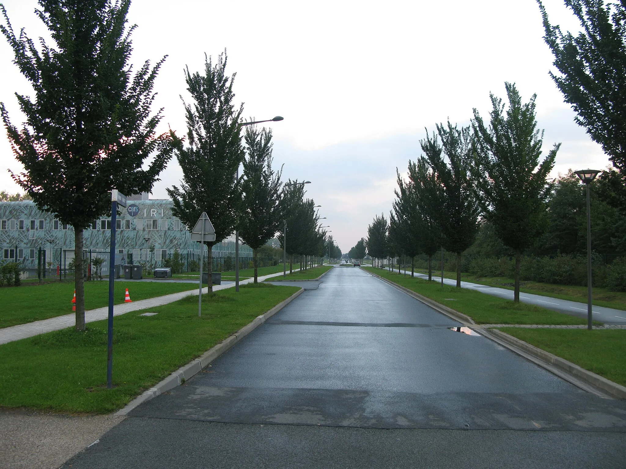 Photo showing: Avenue Halley et bâtiments du CNRS à la Haute Borne, à Villeneuve d'Ascq.