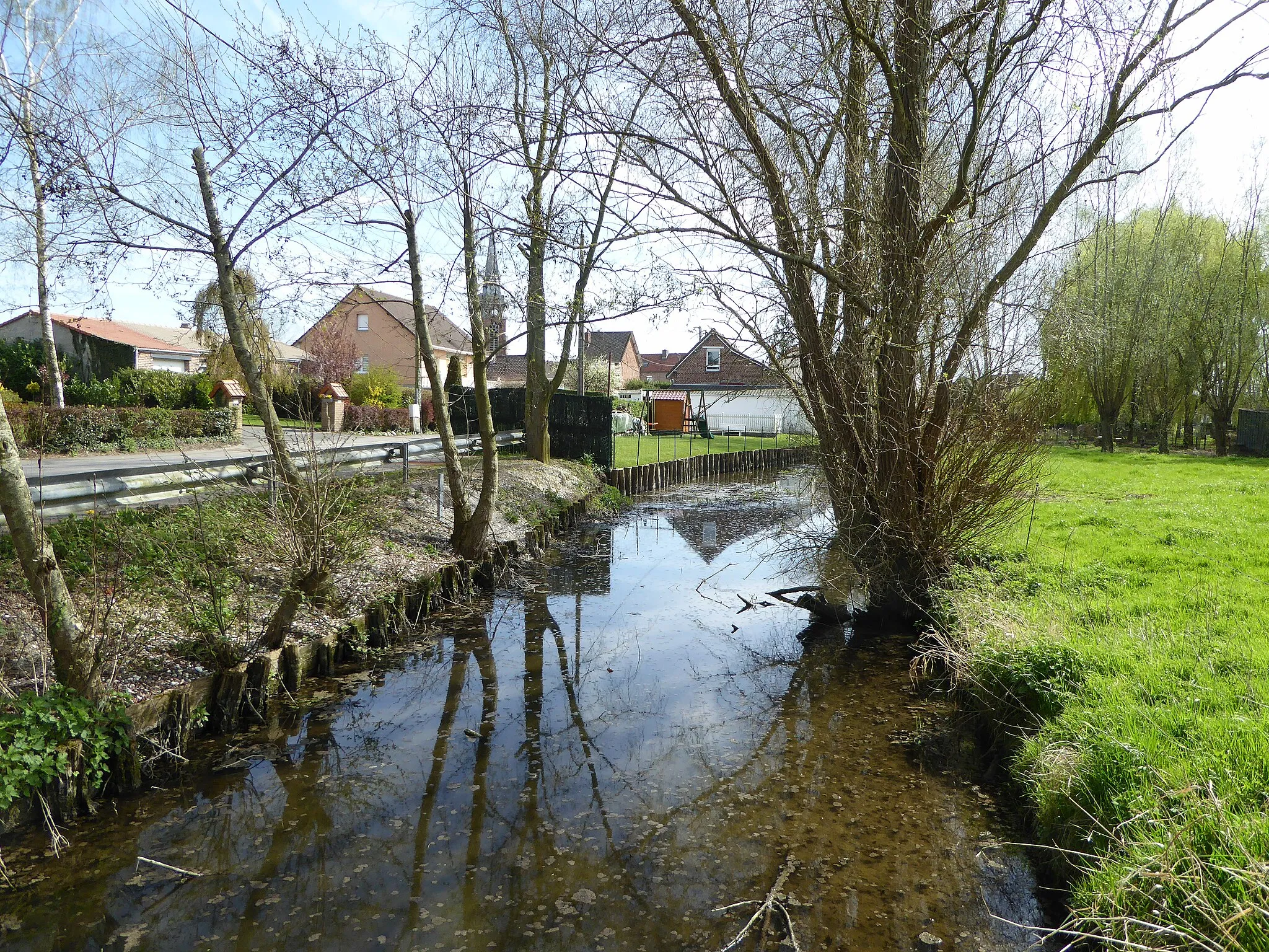 Photo showing: Le ruisseau "le Guarbecque" à Saint-Venant Pas-de-Calais.- France.