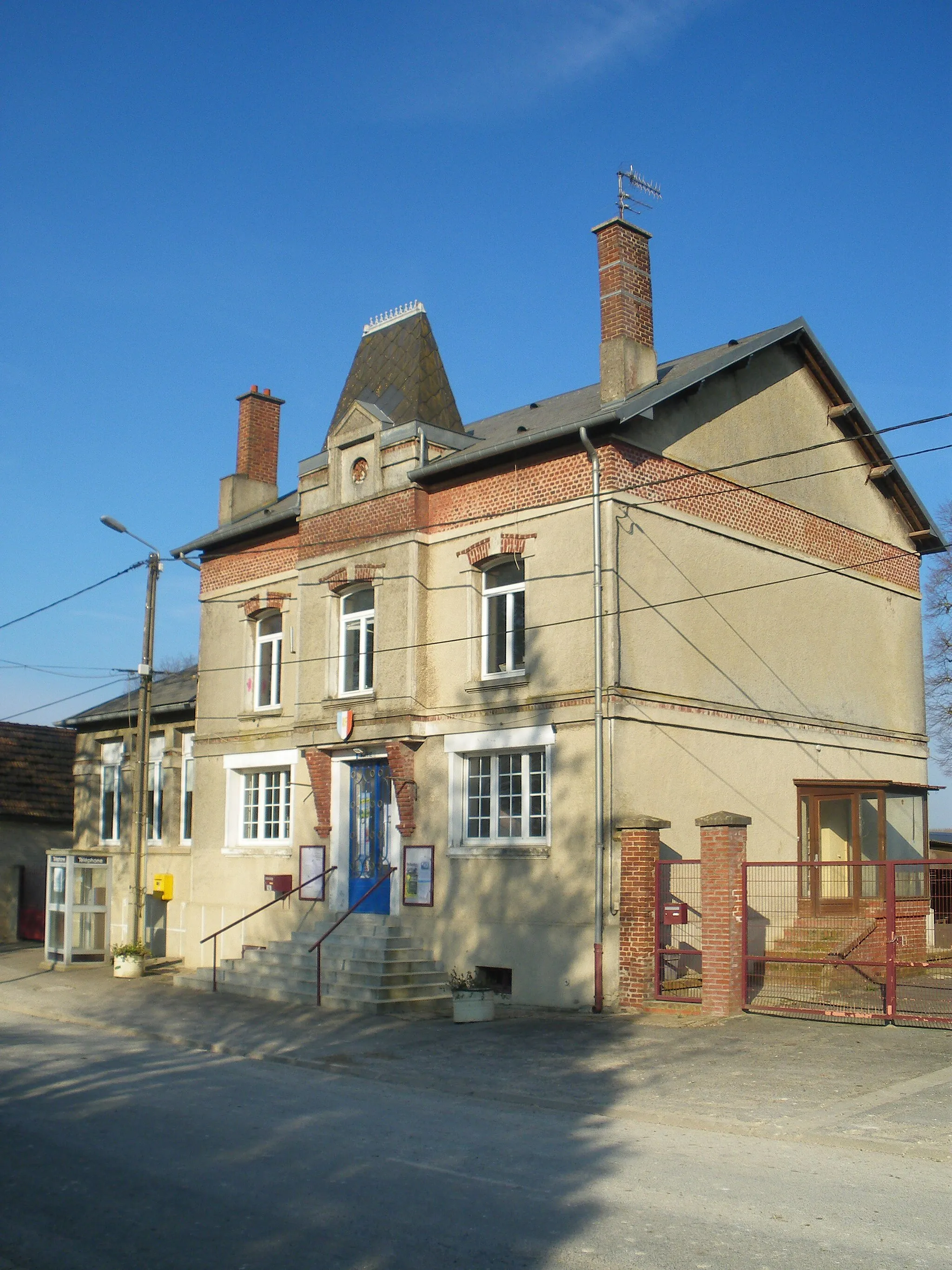 Photo showing: Vue de la mairie de Riencourt-lès-Bapaume.