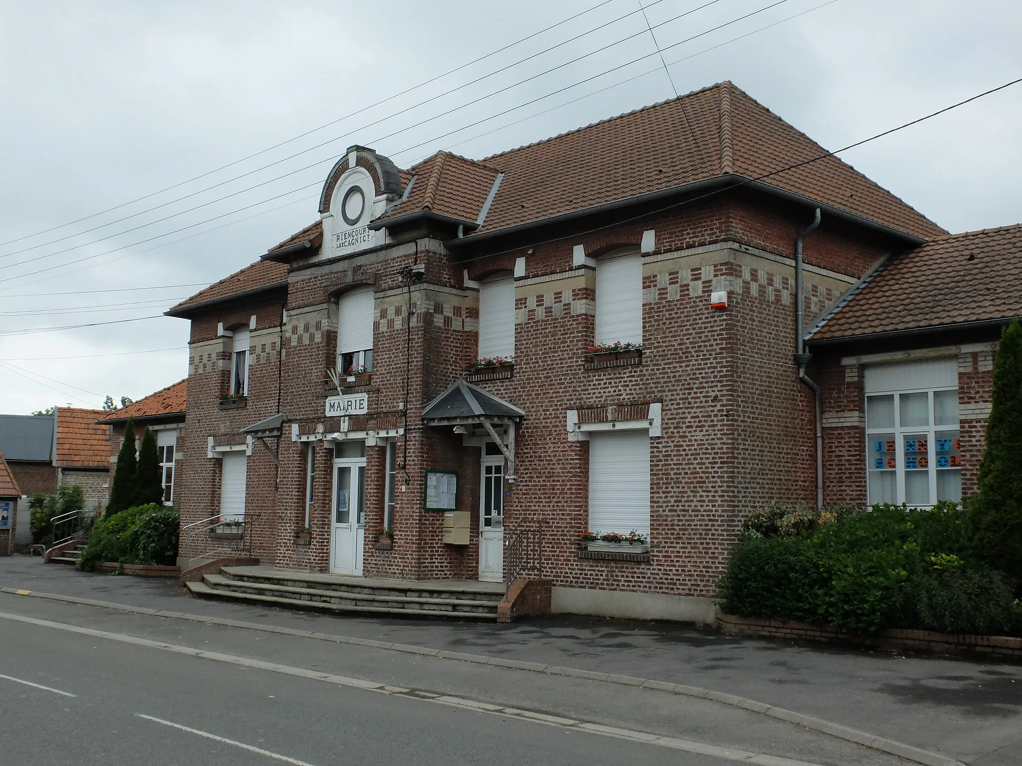 Photo showing: Vue de la mairie de Riencourt-lès-Cagnicourt.