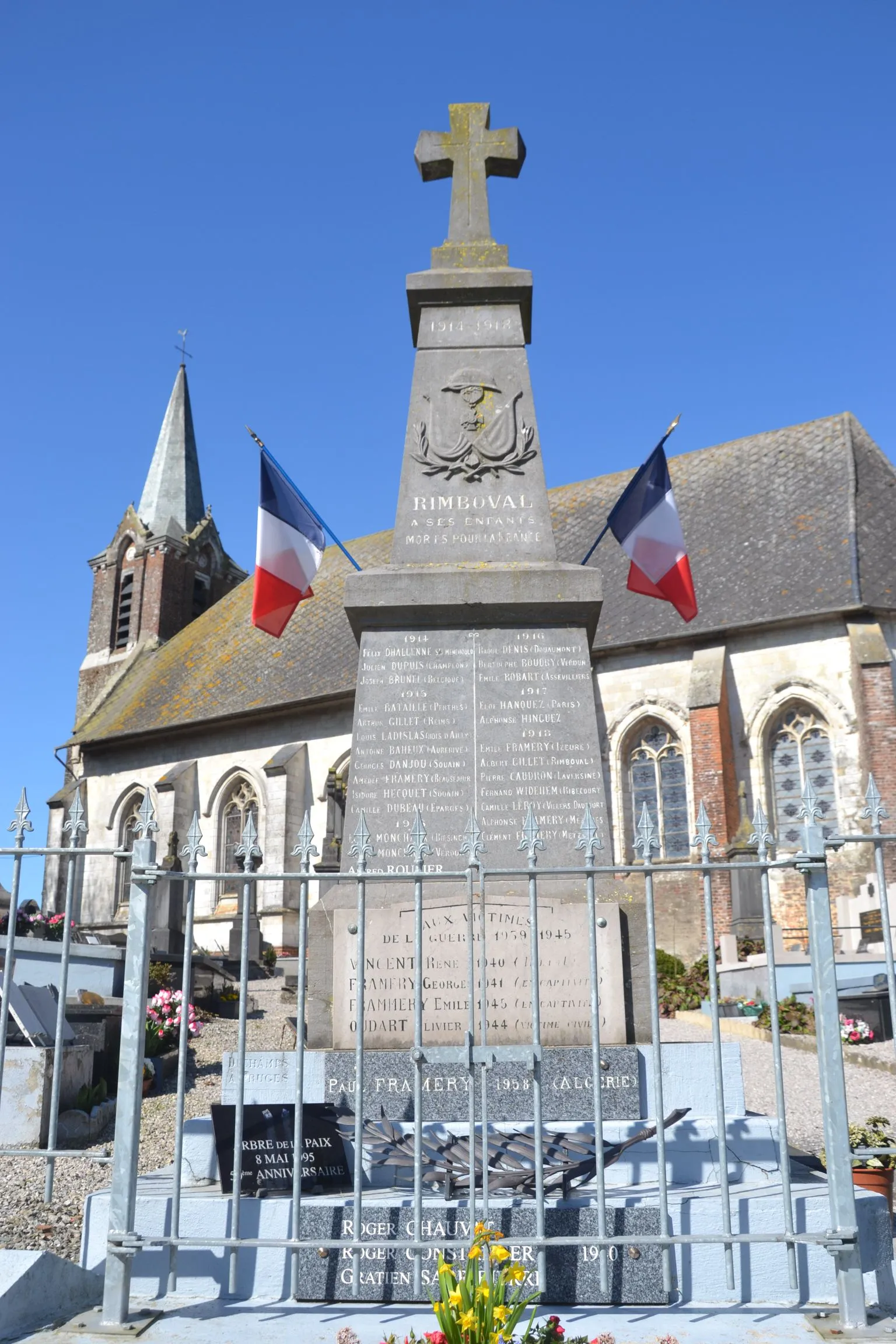 Photo showing: Monument aux morts devant l'église de Rimboval