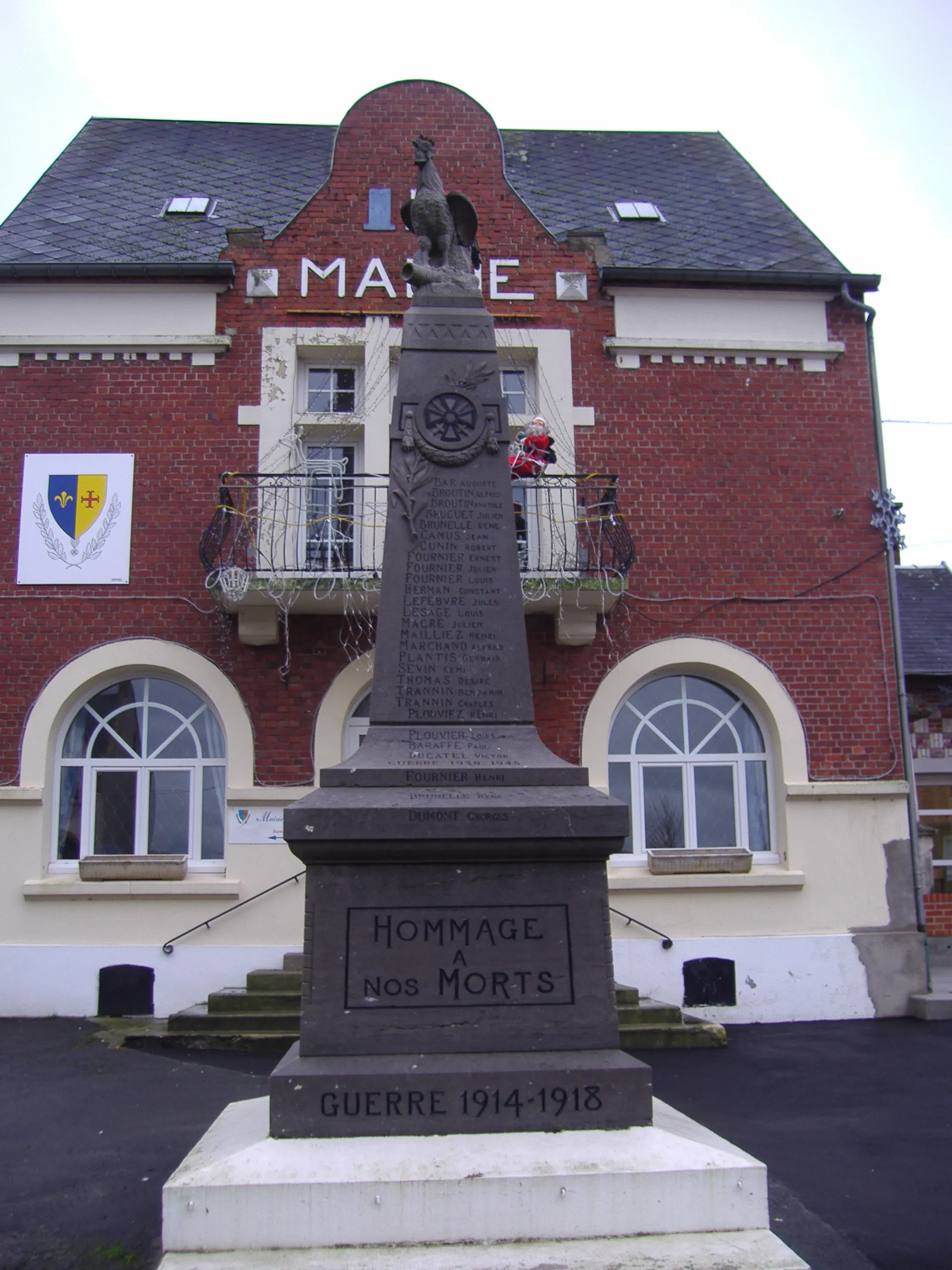 Photo showing: The front façade of the town hall in the small village of Roclincourt, Pas-de-Calais, France.