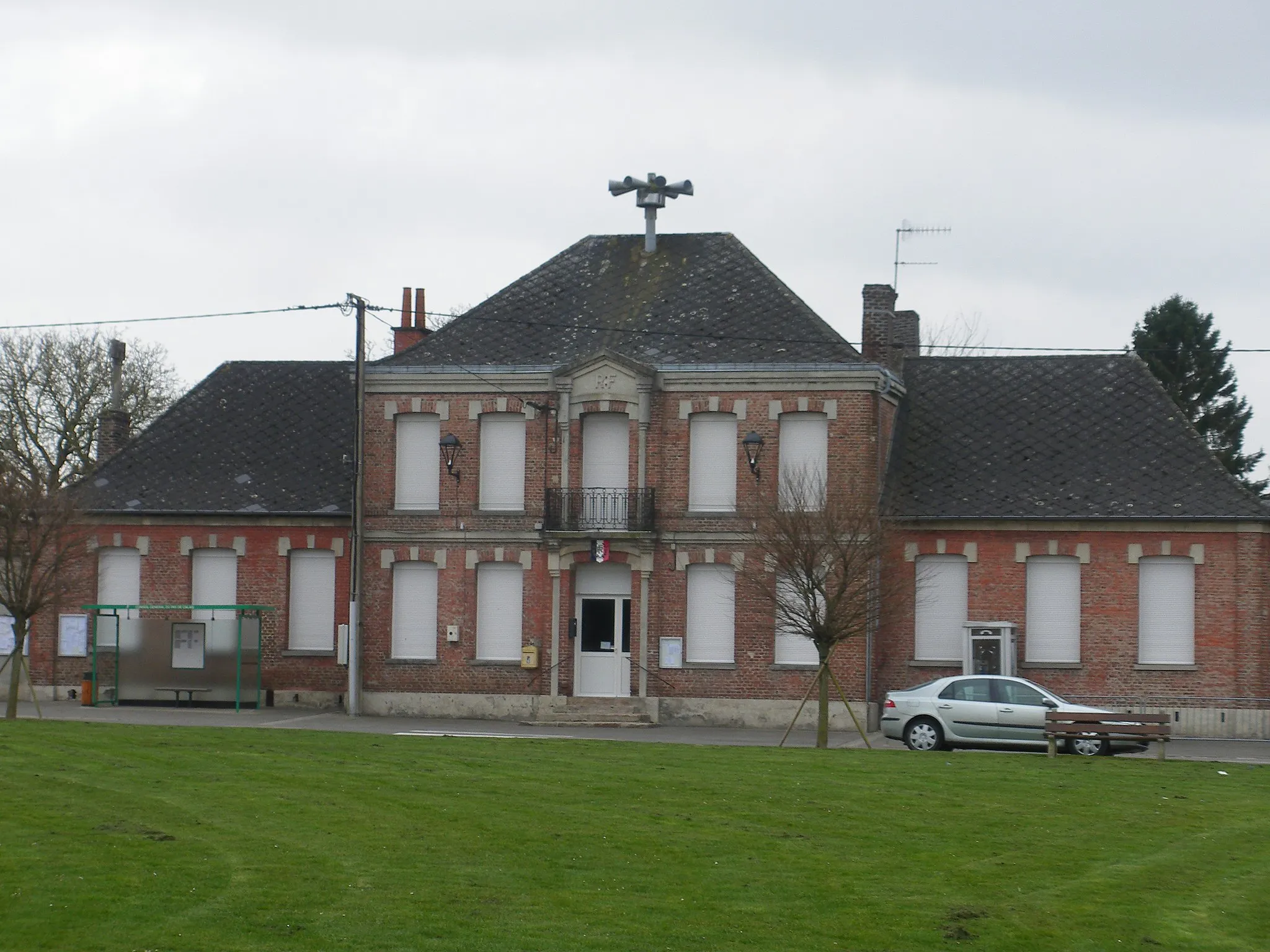 Photo showing: Vue de la mairie de Sauchy-Lestrée.