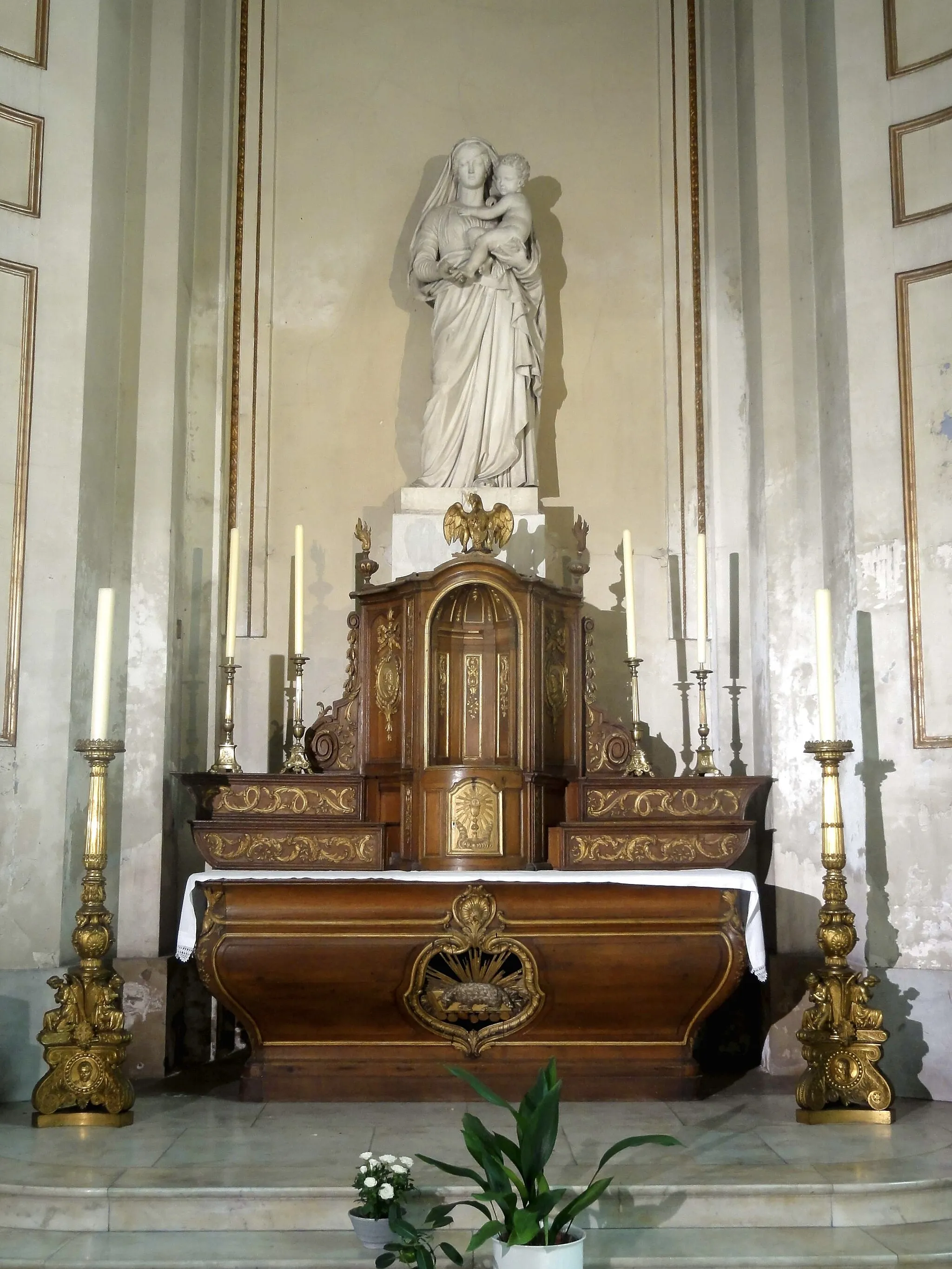 Photo showing: Intérieur de la cathédrale. Statue de Vierge à l'enfant, copie de celle par Jean-Pierre Cortot se trouvant dans l'église du du Cœur-Immaculé-de-Marie de Suresnes.
