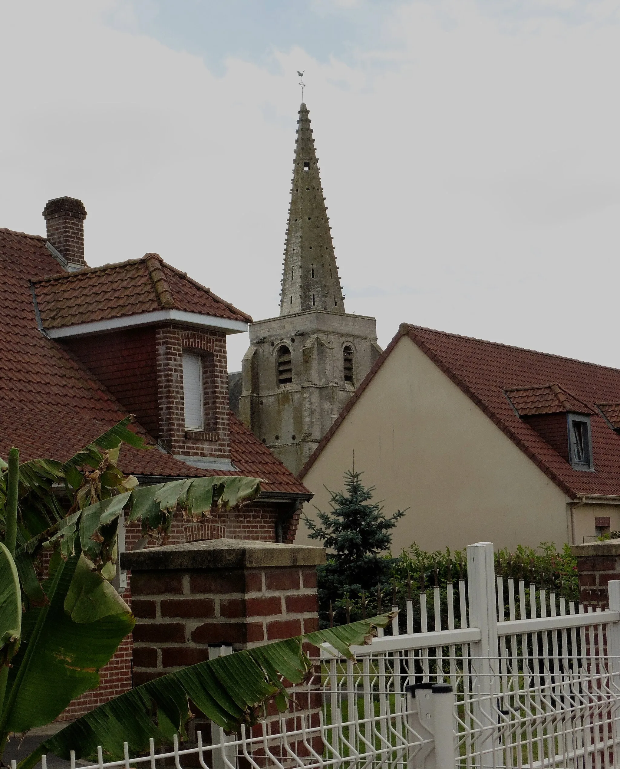 Photo showing: Le clocher de l'église Saint-Martin  vu de la Rue de Bouvigny à Servins dans le Pas-de-Calais Nord-Pas-de-Calais.- France.