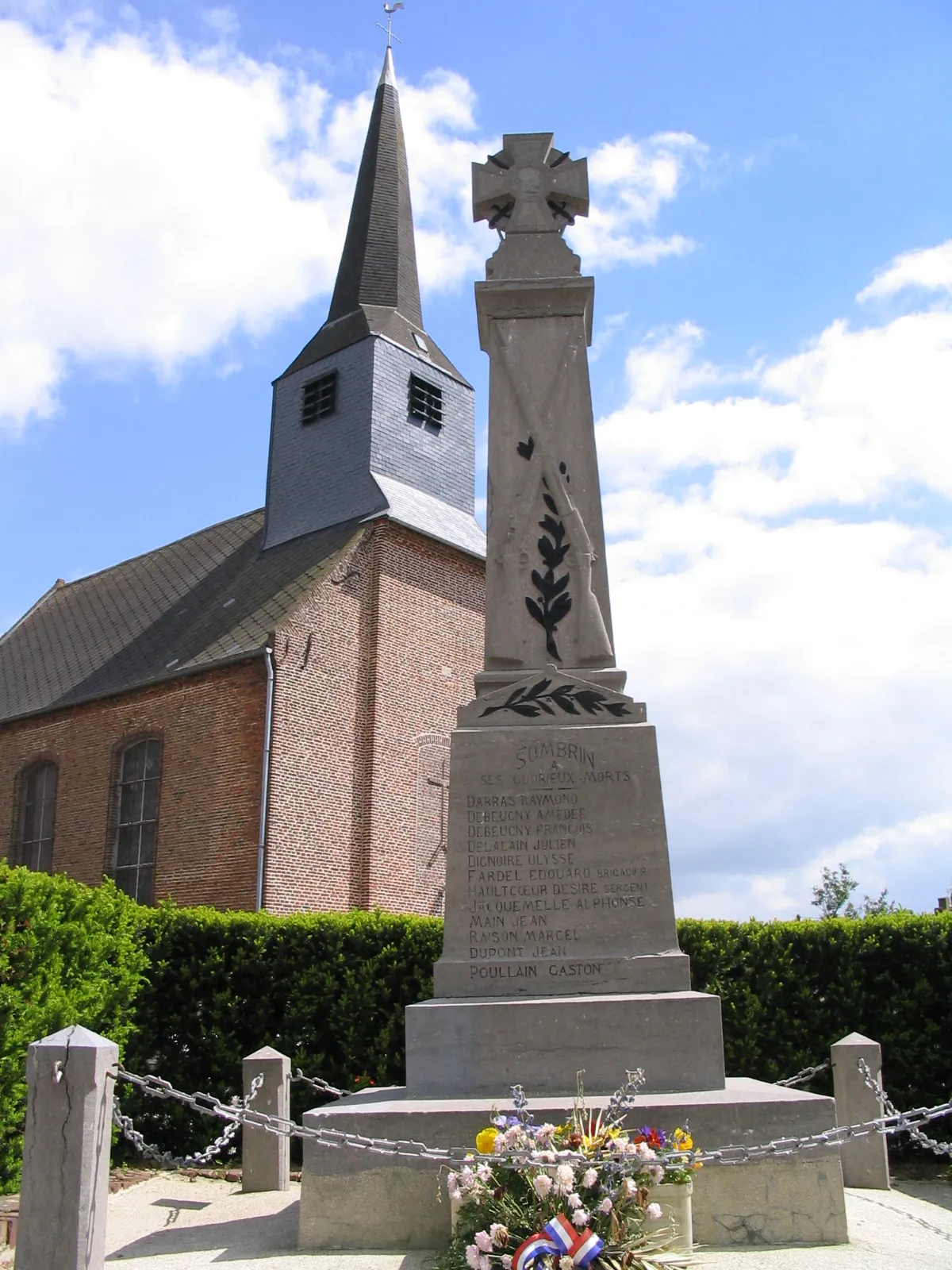 Photo showing: Le monument aux morts devant l'église.