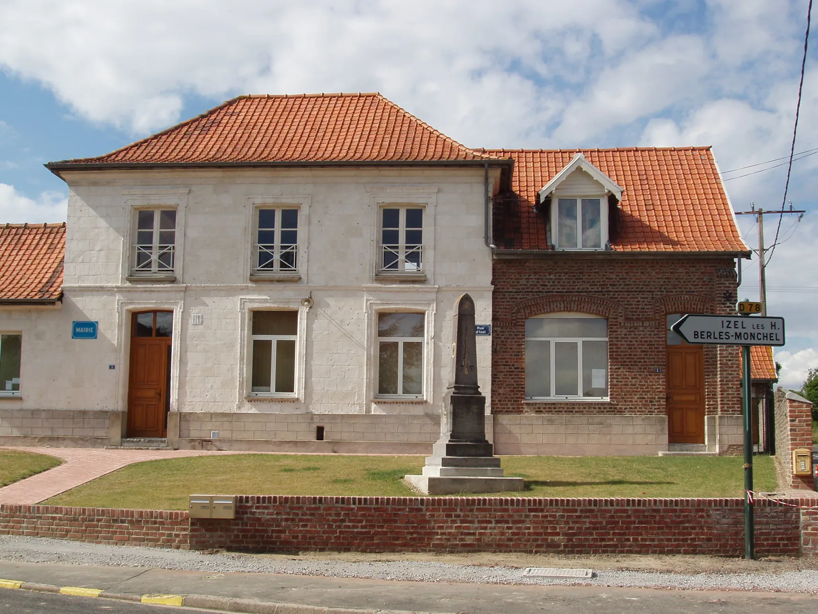 Photo showing: Commune française de

Tilloy-lès-Hermaville dans le département du Pas-de-Calais en France - Mairie