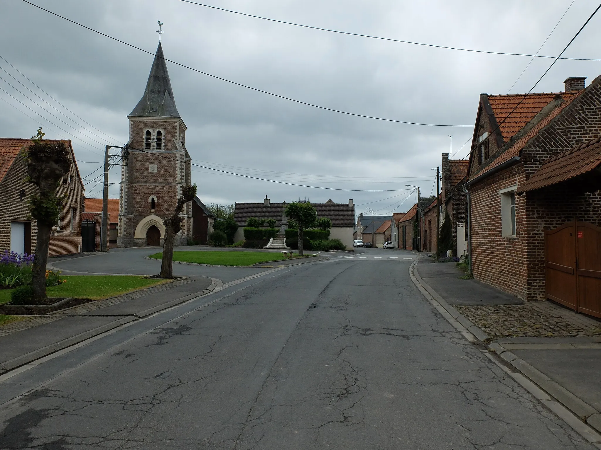 Photo showing: Vue de la mairie de Villers-lès-Cagnicourt. L'église est visible.