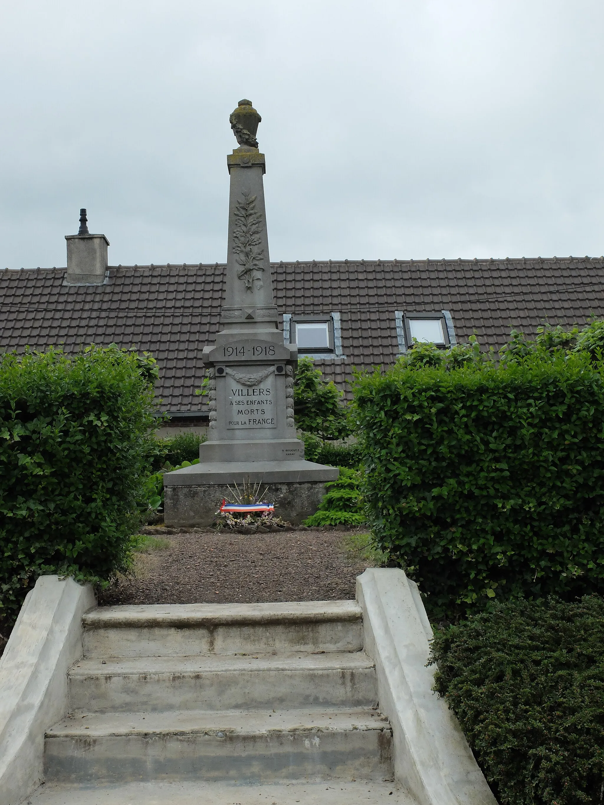 Photo showing: Vue du monument aux morts de Villers-lès-Cagnicourt.
