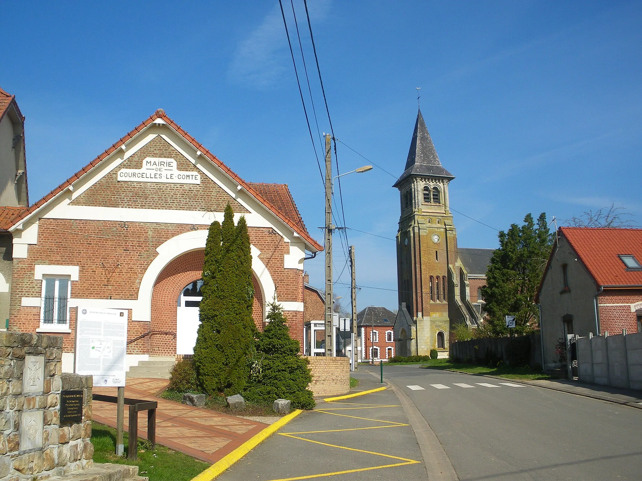 Photo showing: Vue du centre de la commune de Courcelles-le-Comte.