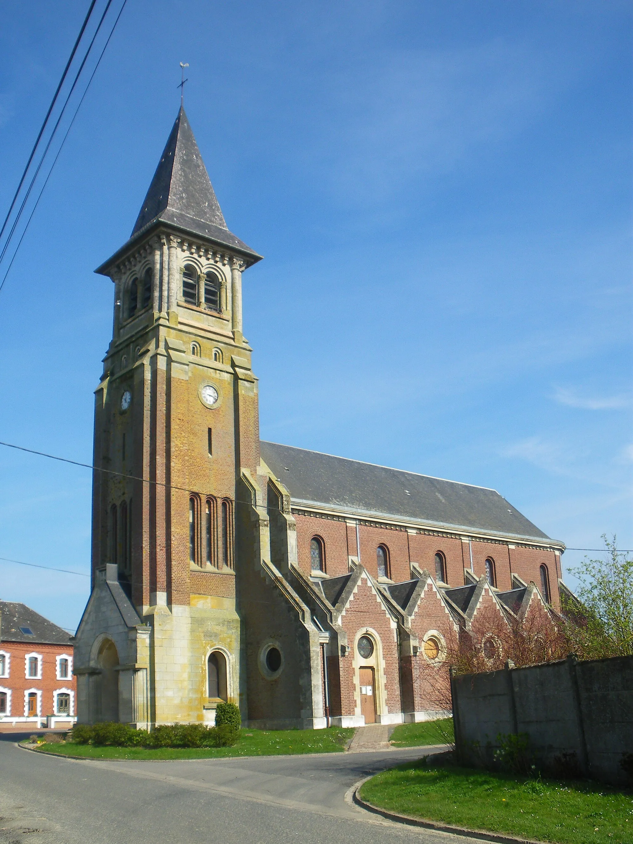 Photo showing: Vue de l'église Saint-Sulpice de Courcelles-le-Comte.