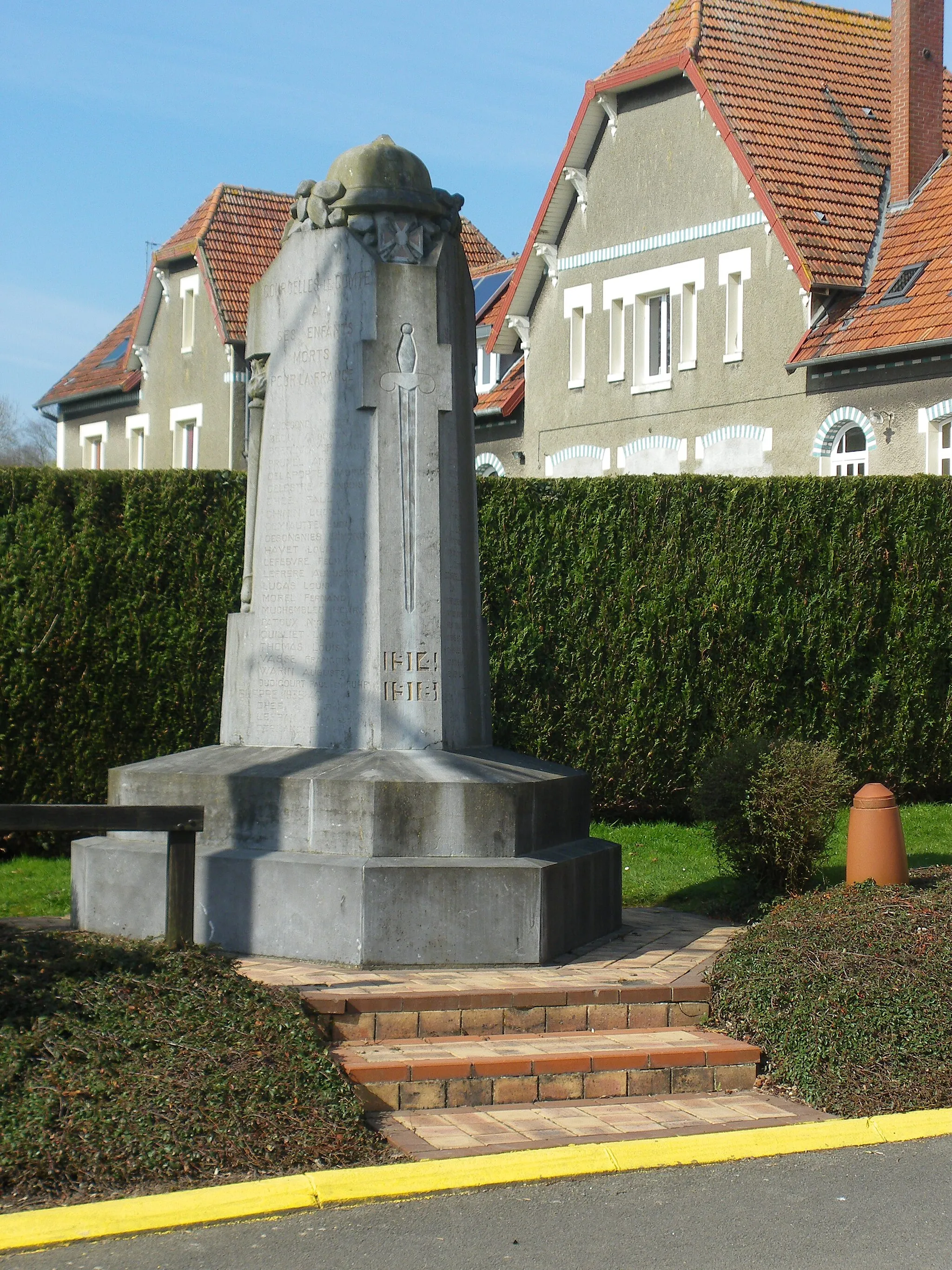 Photo showing: Vue du monument aux morts de Courcelles-le-Comte.