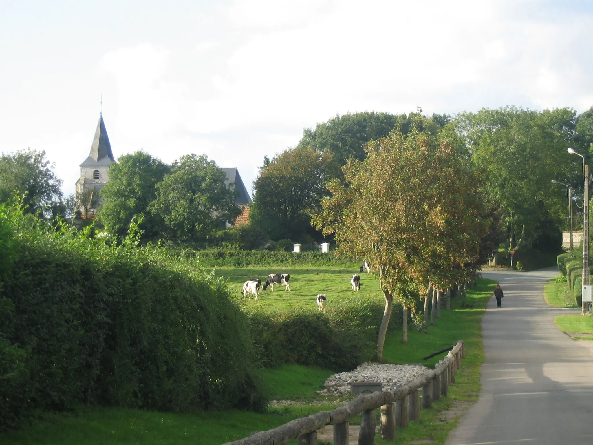 Photo showing: Chemin des Lombards menant à l'église